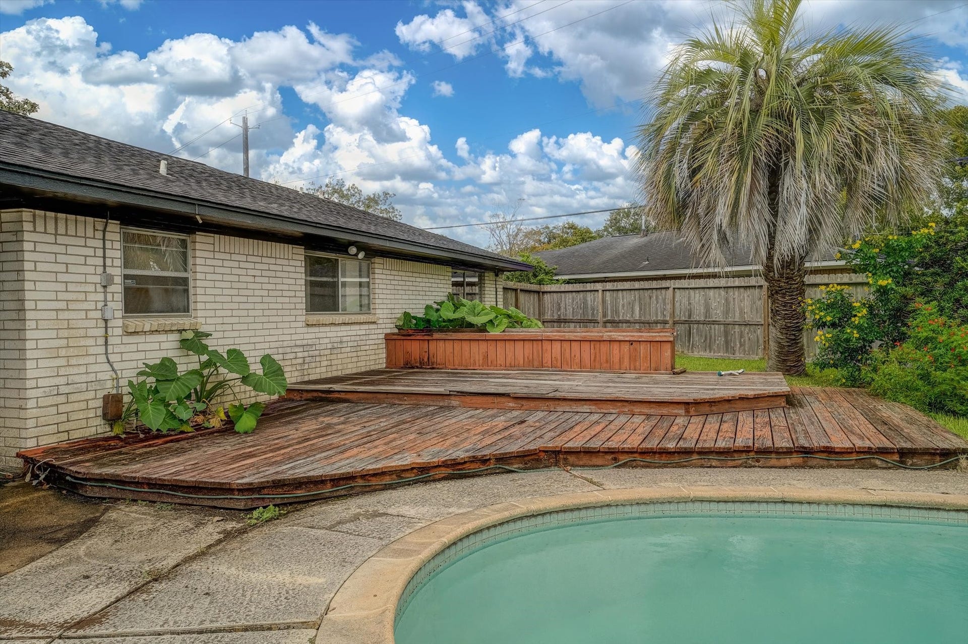 102 Oyster Bend Lane, Lake Jackson, TX 77566