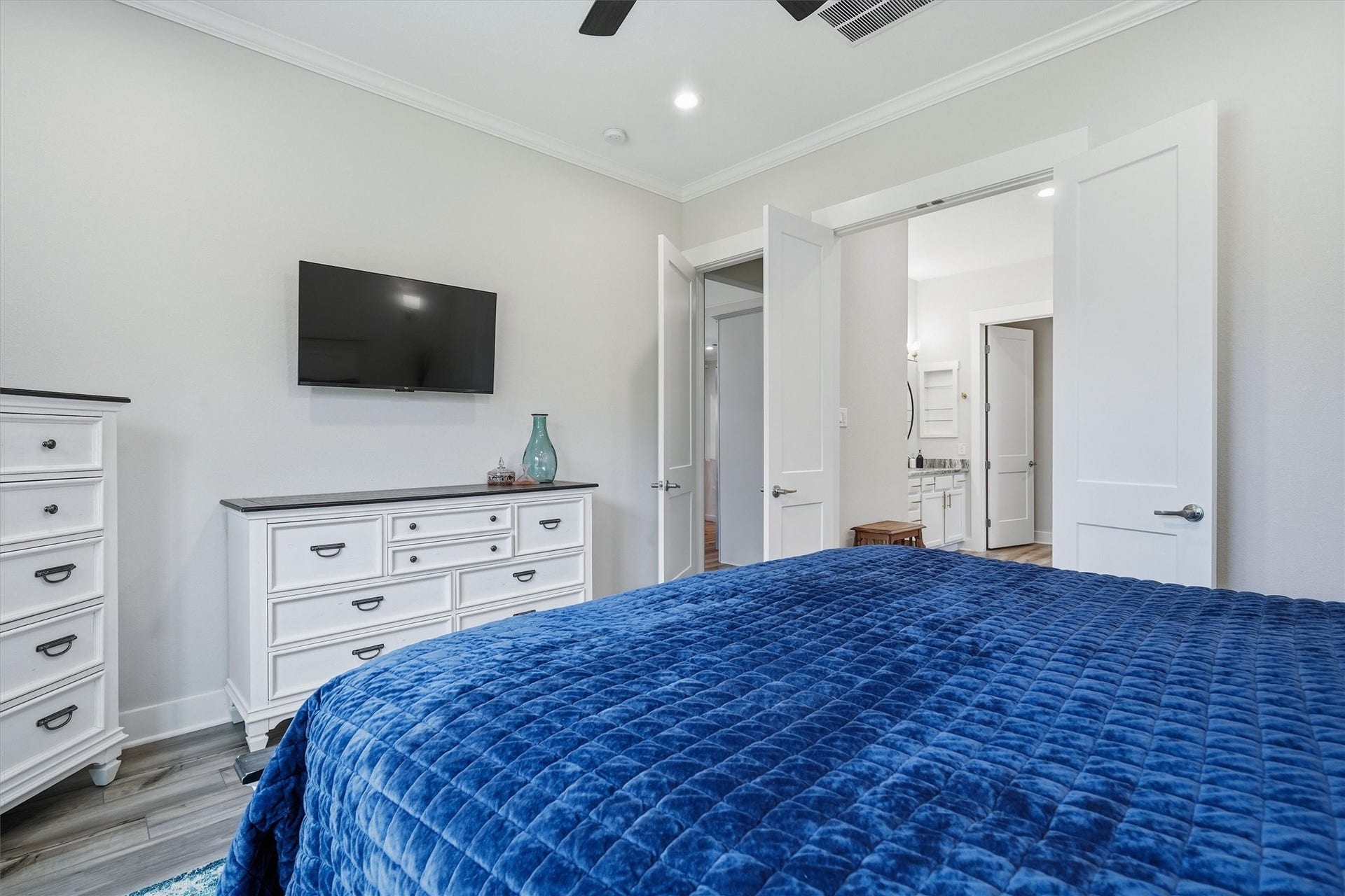 6115 San Leon Drive, Dickinson, TX 77539 Primary bedroom with ceiling fan, en suite bath and crown molding