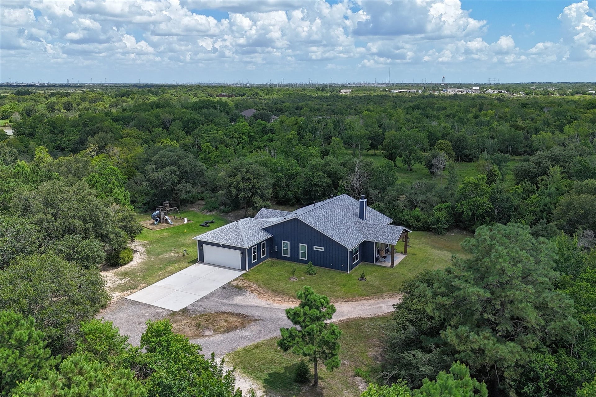 6115 San Leon Drive, Dickinson, TX 77539 Driveway with circle drive and RV hookups