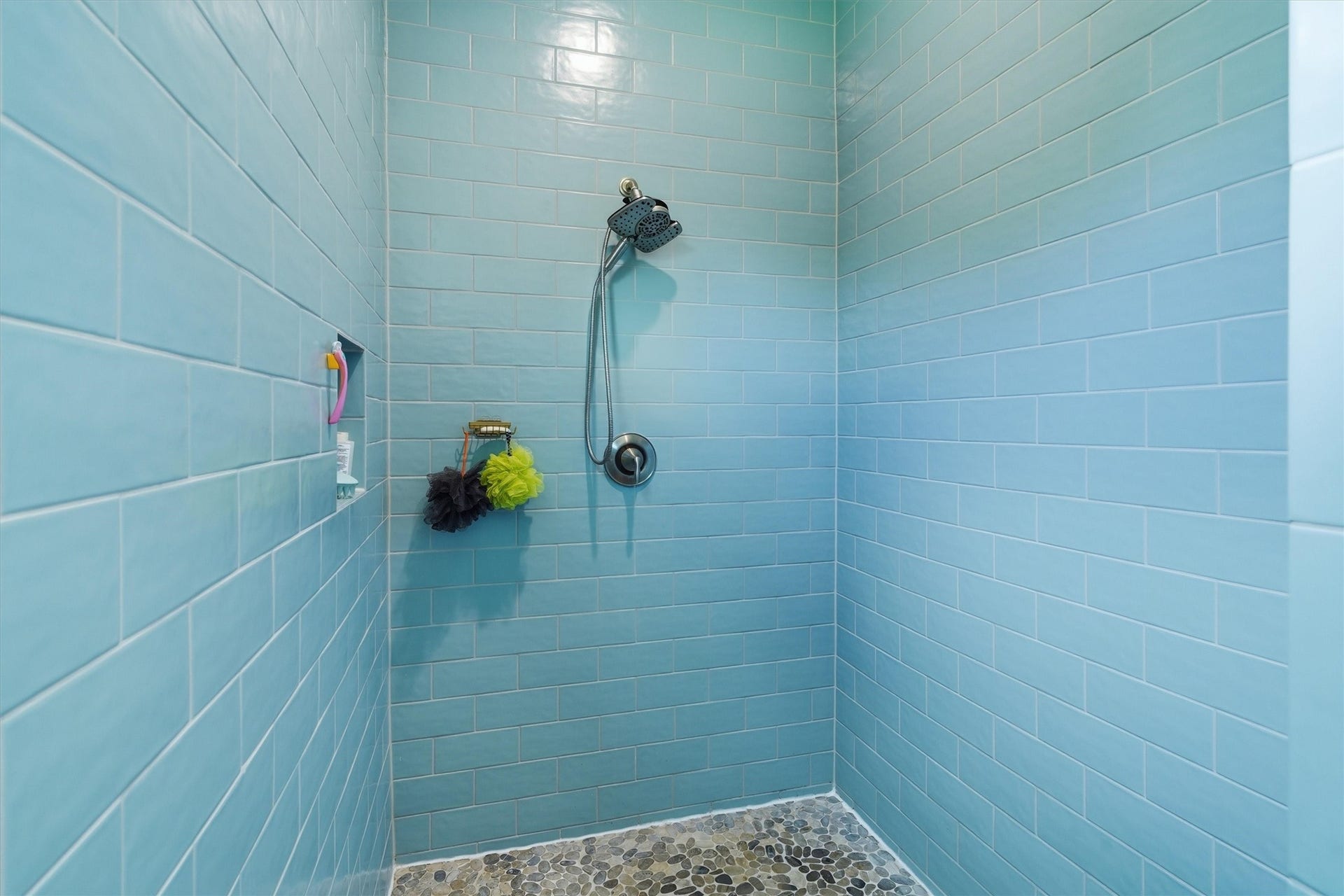 6115 San Leon Drive, Dickinson, TX 77539 Fully tiled stand alone shower
