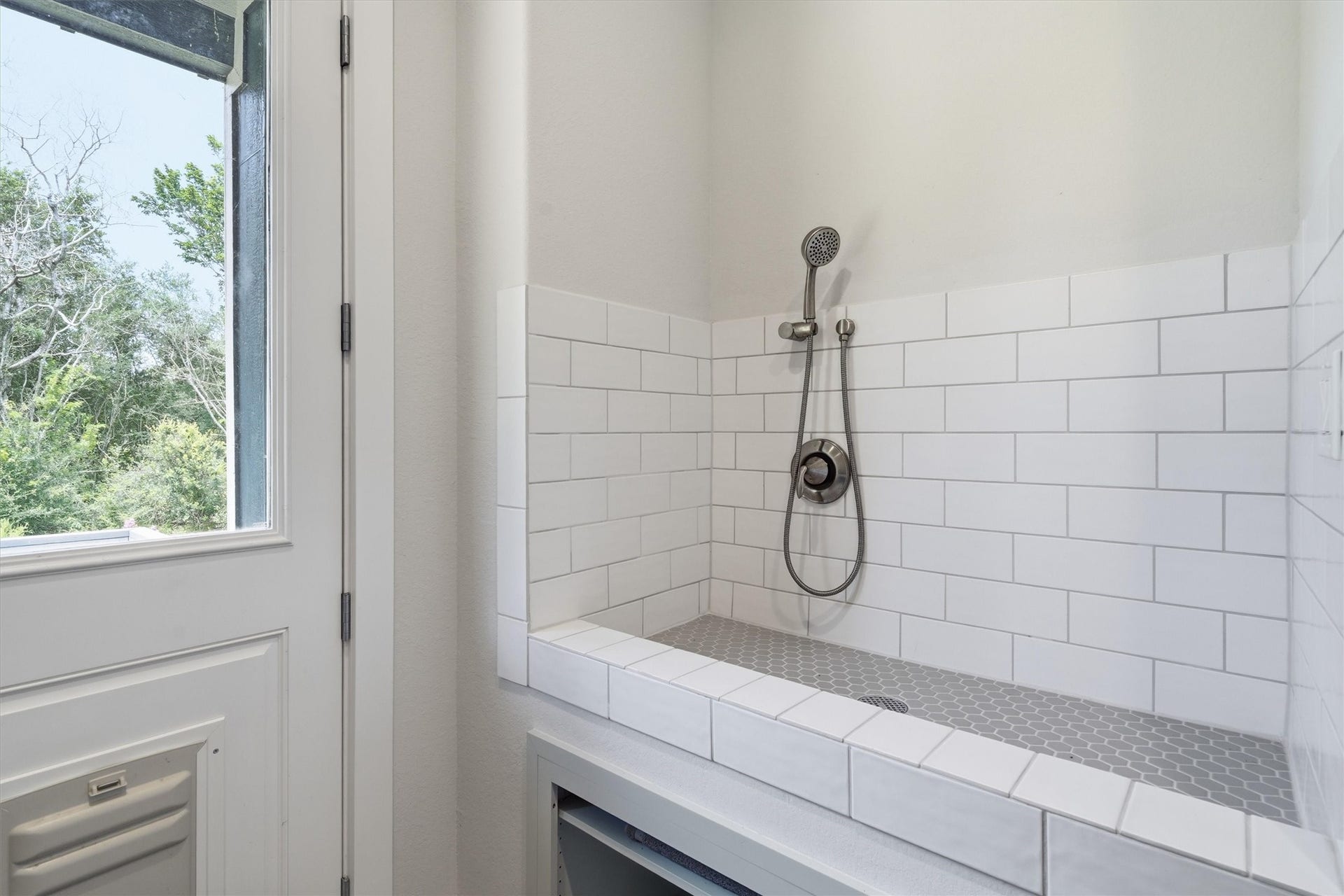6115 San Leon Drive, Dickinson, TX 77539 Fully tiled dog wash in the laundry room
