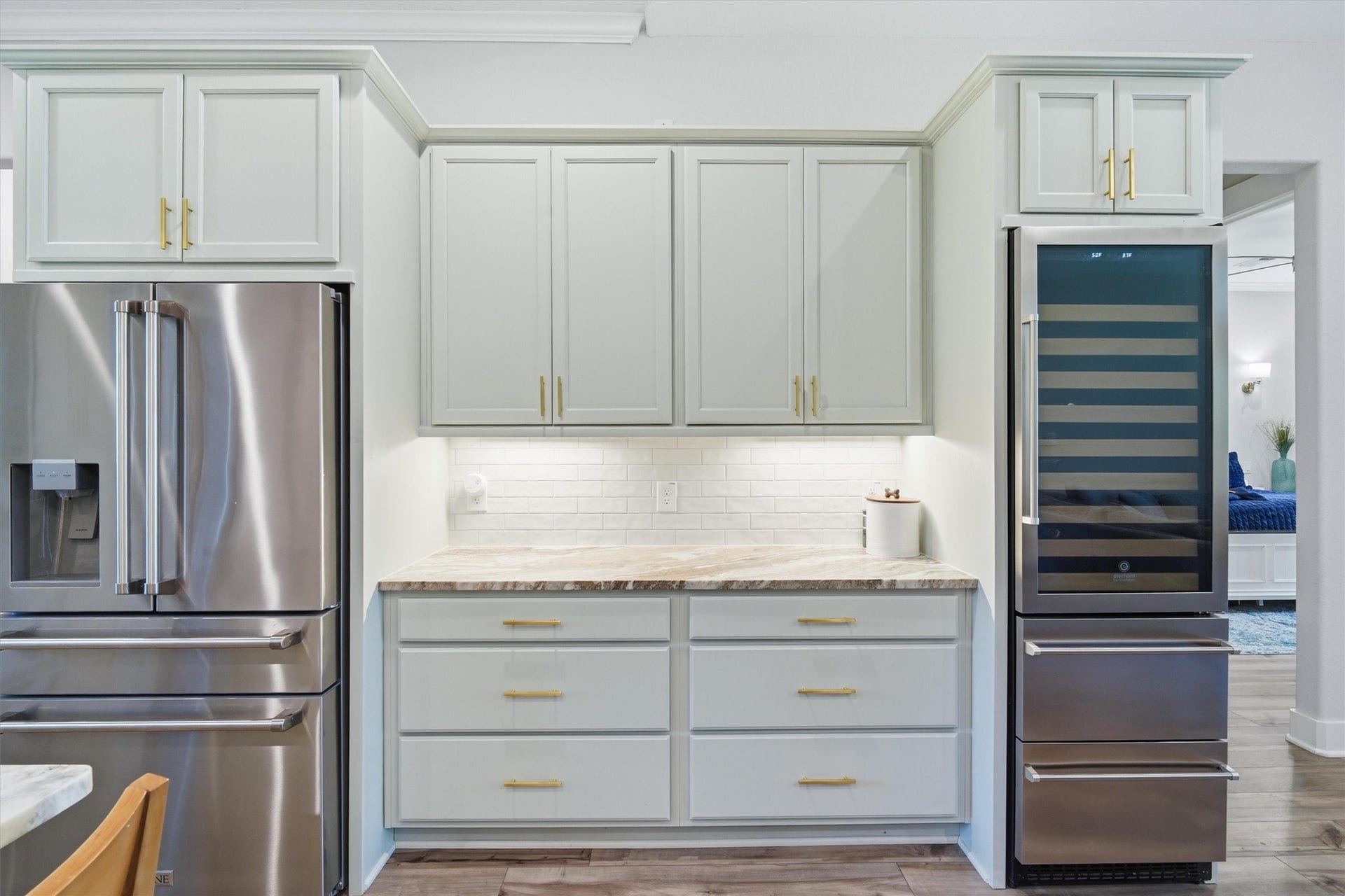 6115 San Leon Drive, Dickinson, TX 77539 Popular shaker style cabinets with brushed brass hardware, pull out drawers accented by under cabinet lighting. Stainless steel wine refrigerator with beverage bins.