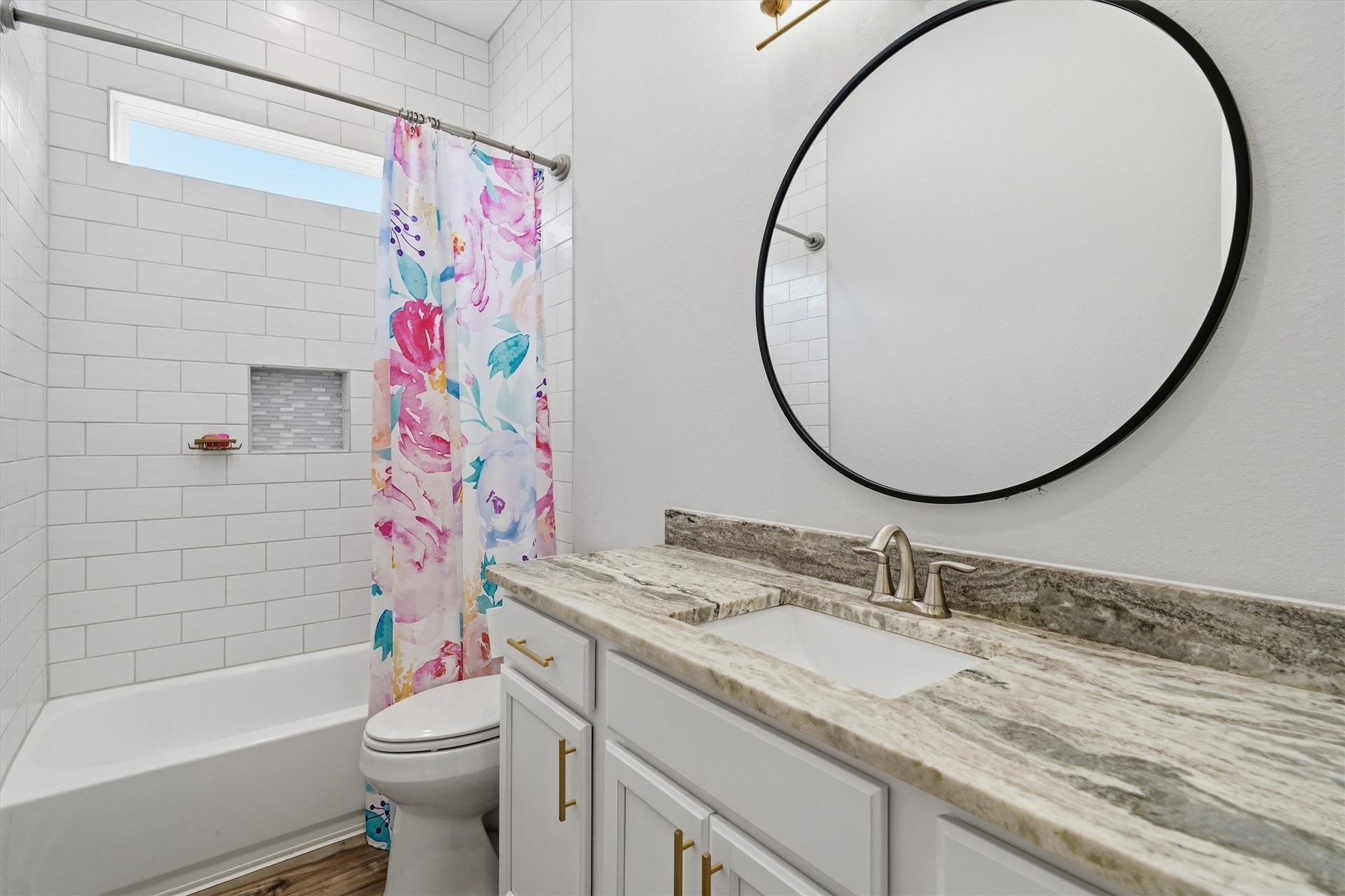 6115 San Leon Drive, Dickinson, TX 77539 Second full bath with fully tiled tub/shower combo- all the way to the ceiling! Leathered granite countertop and framed mirror