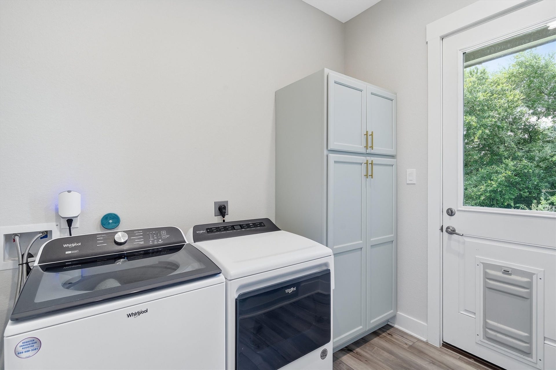 6115 San Leon Drive, Dickinson, TX 77539 Large laundry room with built ins, dog wash and outdoor access to the pet run.