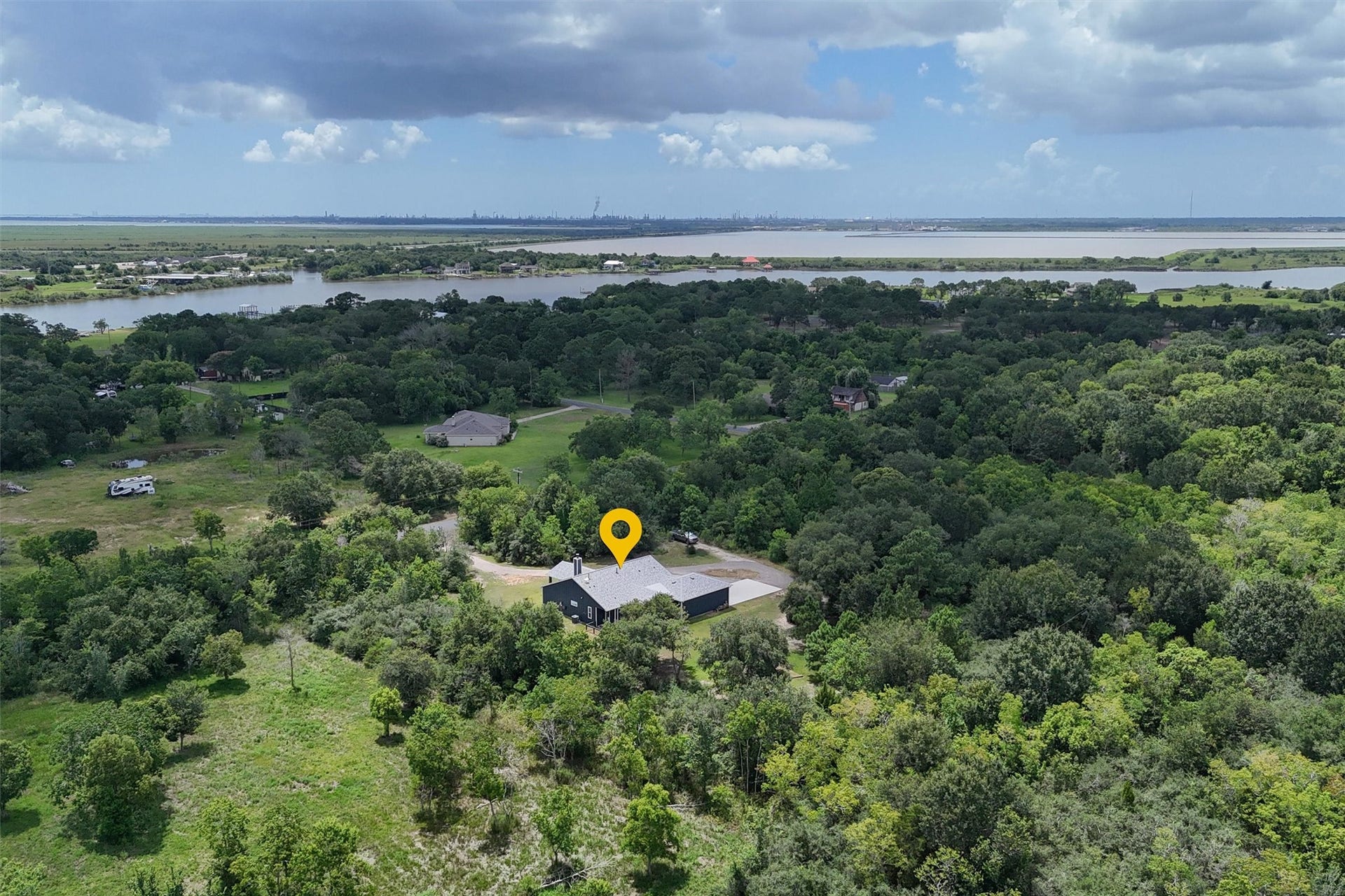 6115 San Leon Drive, Dickinson, TX 77539 Easy access to Galveston Bay!