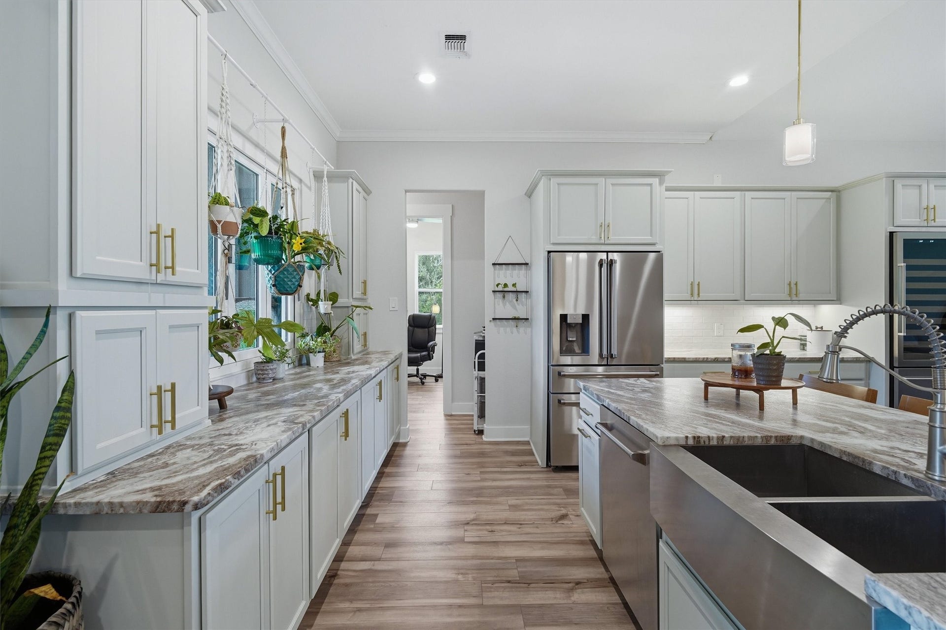 6115 San Leon Drive, Dickinson, TX 77539 A chefs dream! Plenty of leathered granite countertop space and plenty of storage, stainless steel appliances.