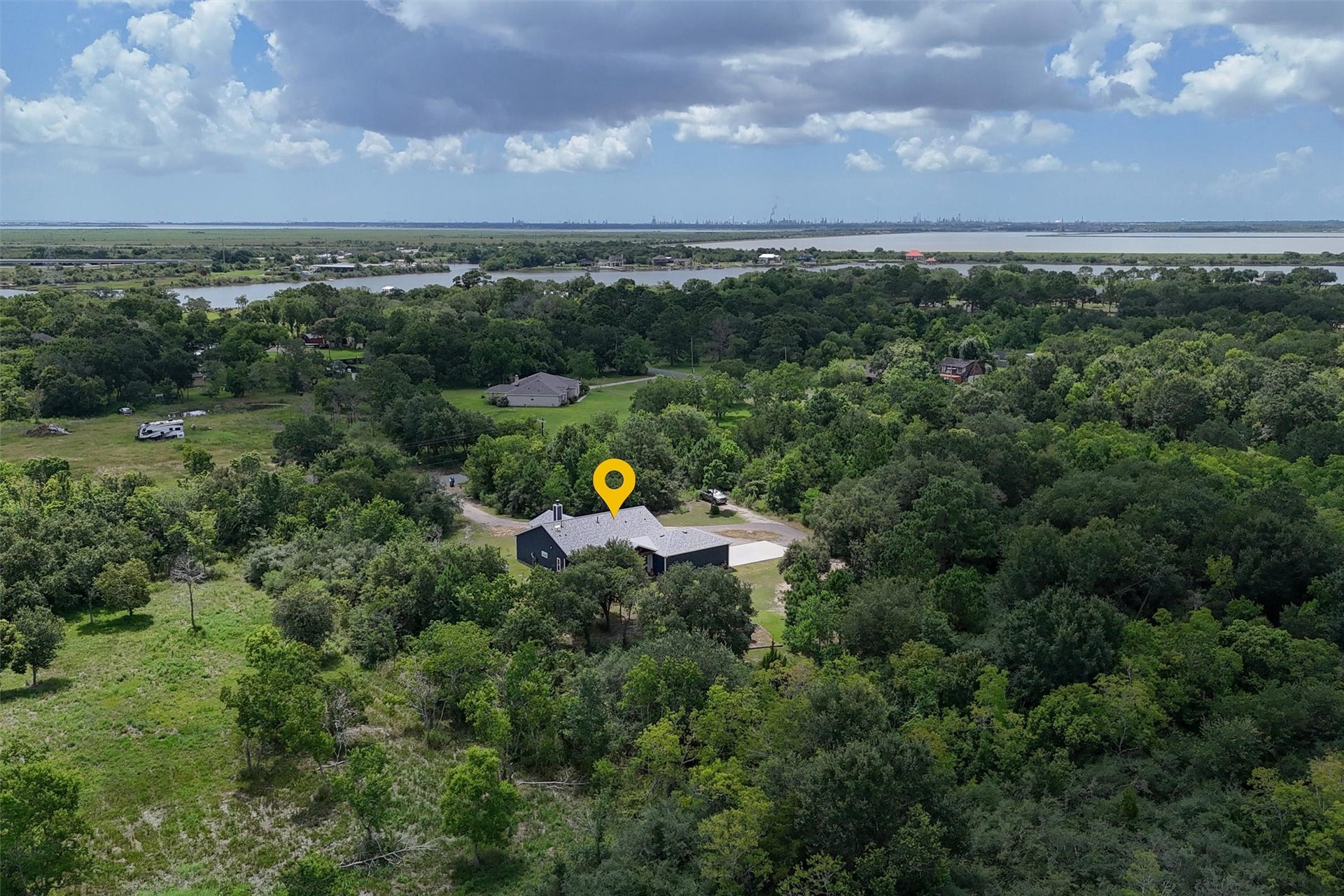 6115 San Leon Drive, Dickinson, TX 77539 Easy access to Galveston Bay!