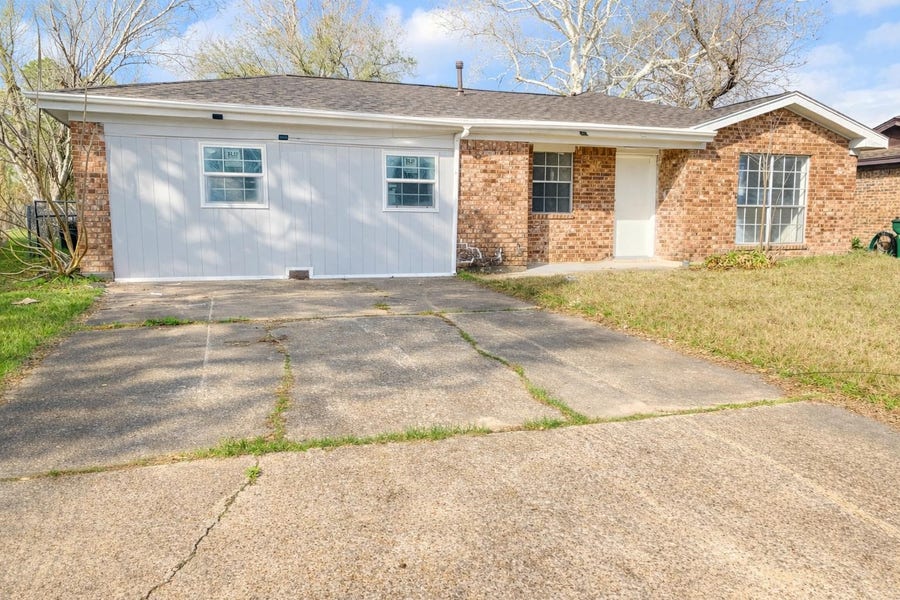 Property photo for 600 W Mimosa Street, Angleton, TX