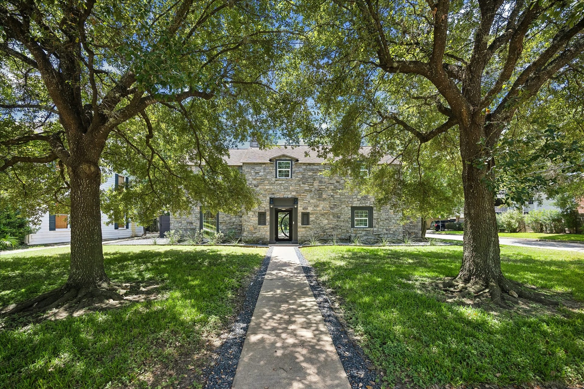 3071 Locke Lane, Houston, TX 77019 Classic River Oaks residence set beneath mature oak trees on an exceptional homesite.