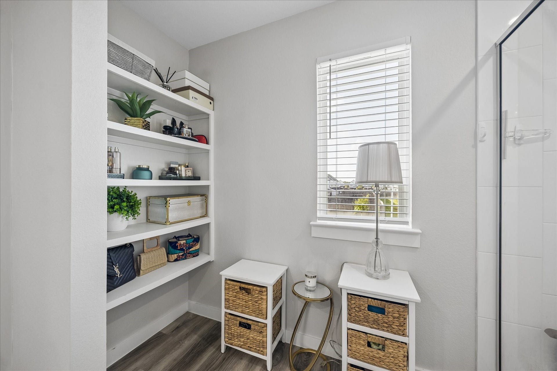 3034 Crown Gate Drive, Houston, TX 77047 Additional view of the en-suite bath featuring convenient built-in shelving and storage space.