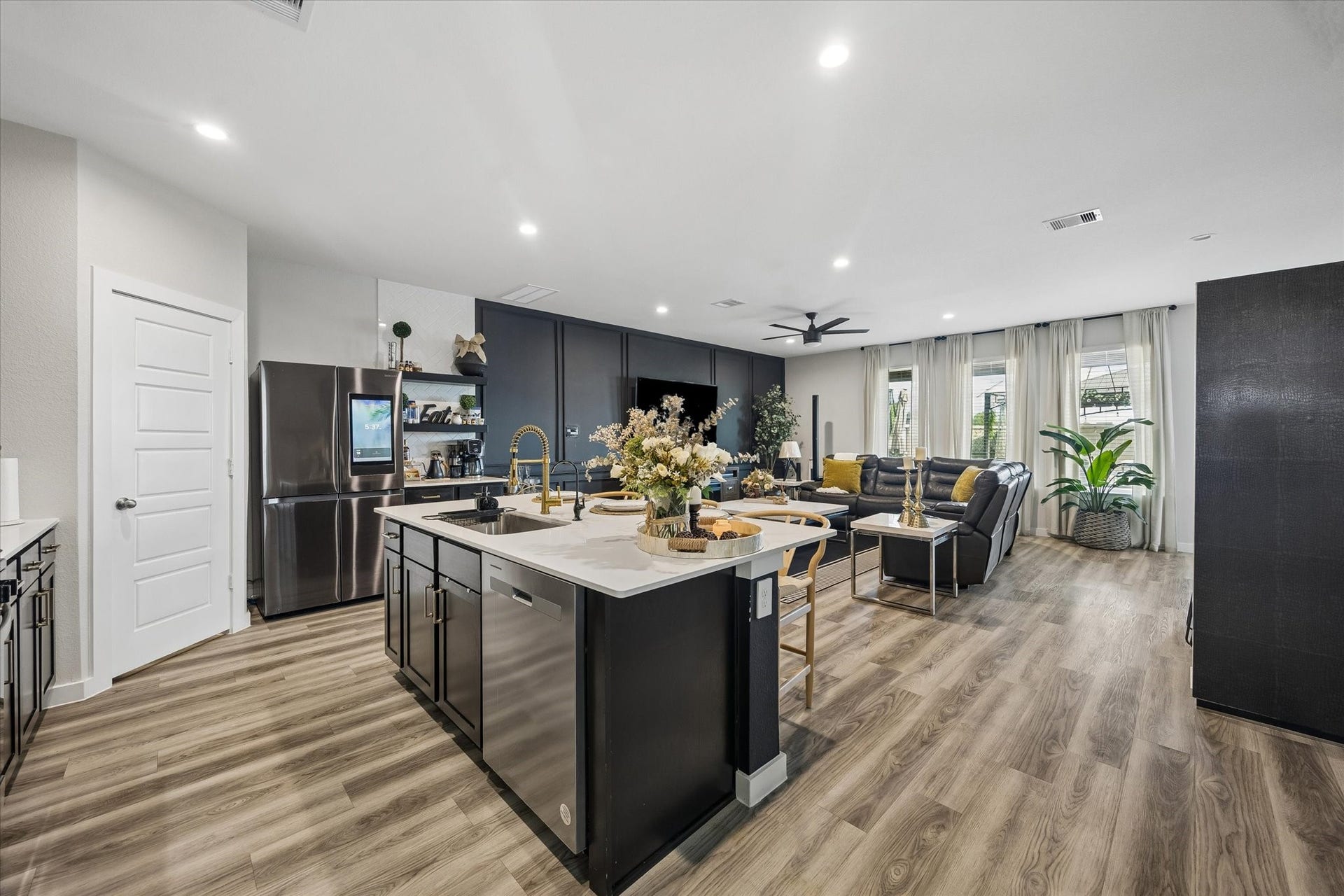 3034 Crown Gate Drive, Houston, TX 77047 Spacious kitchen with large center island, ample cabinetry and plenty of workspace for meal prep and entertaining.