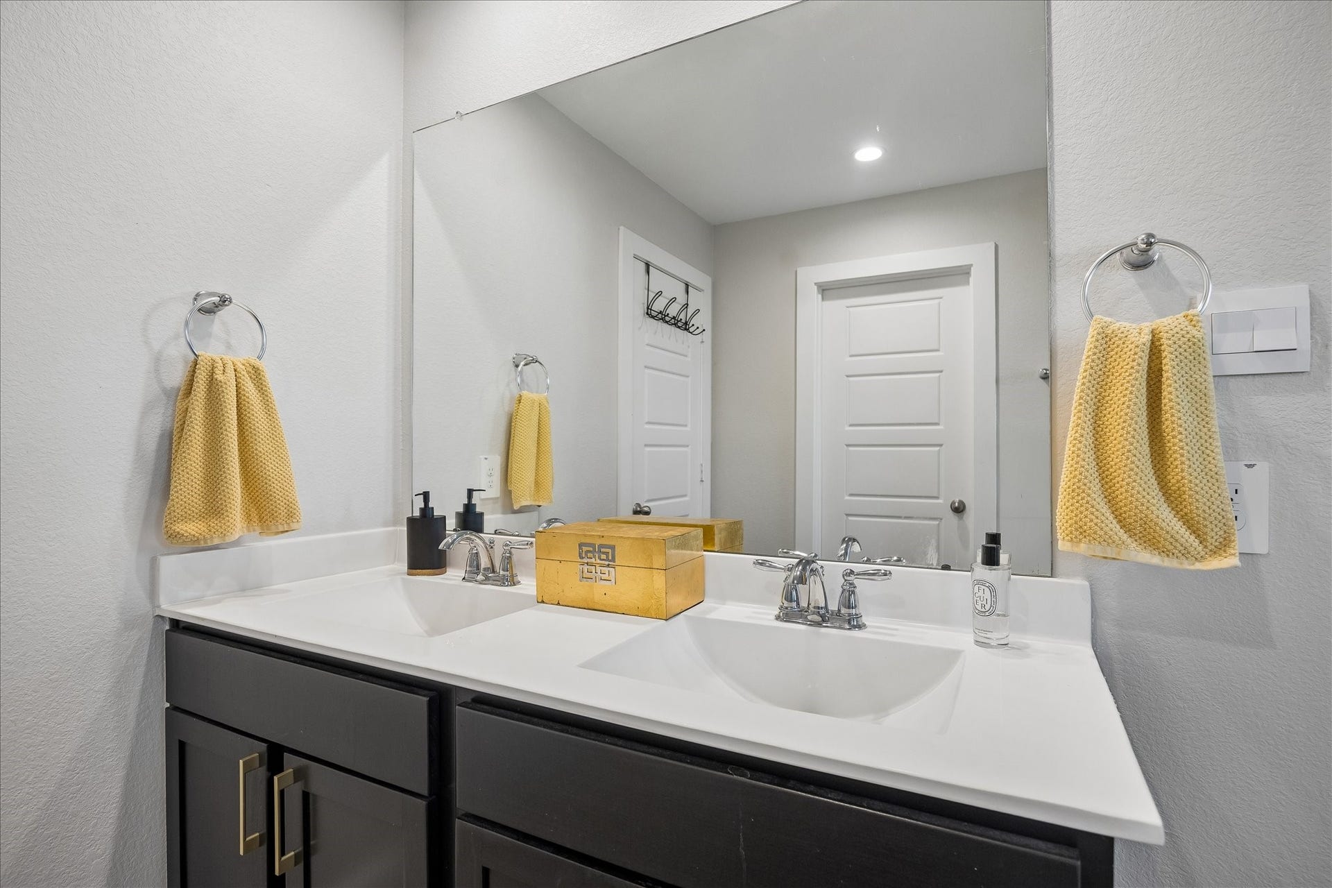 3034 Crown Gate Drive, Houston, TX 77047 Full en-suite bathroom featuring a large vanity with plenty of counter and cabinet space.