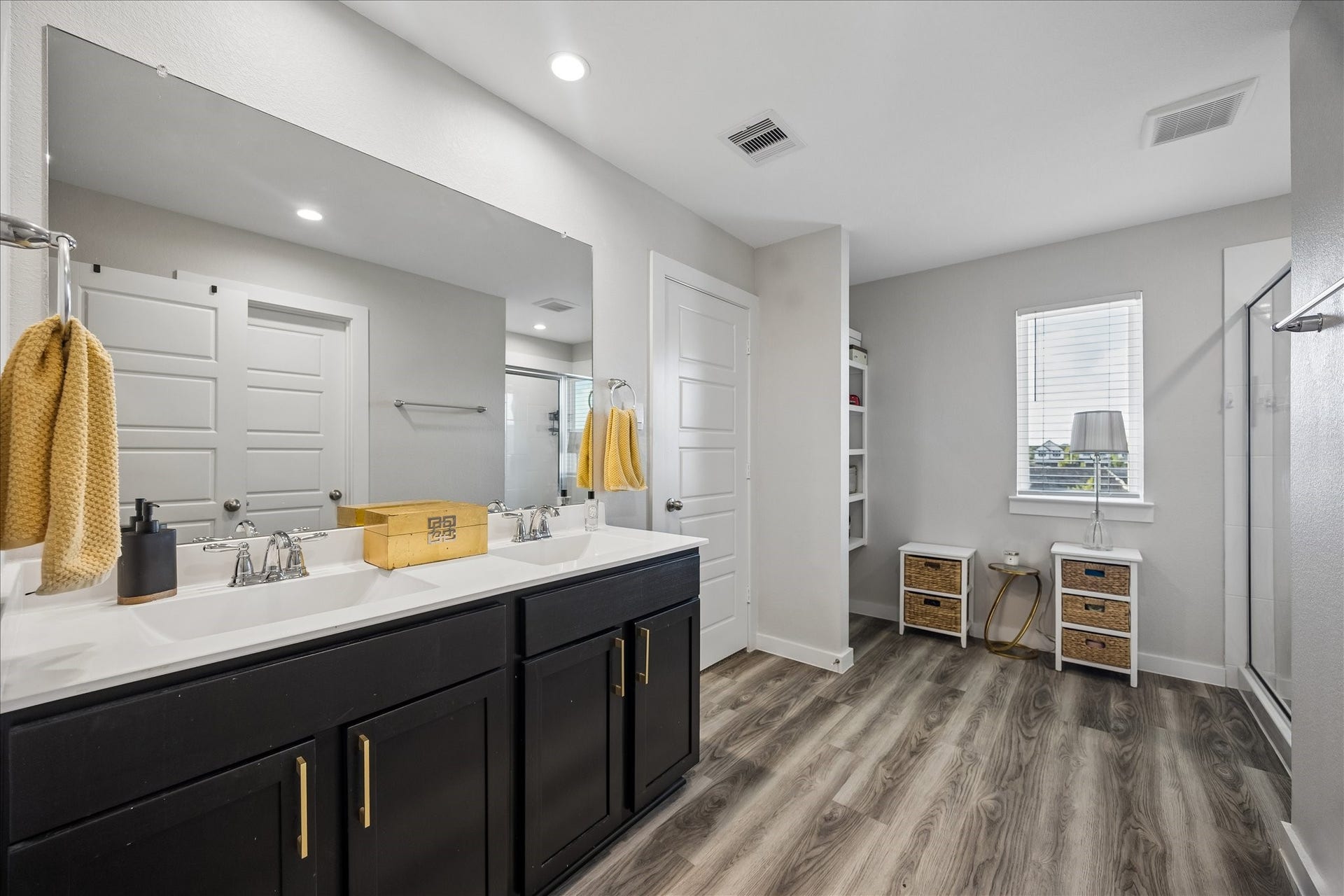 3034 Crown Gate Drive, Houston, TX 77047 Bright en-suite bedroom with neutral finishes, spacious closet and versatile layout.
