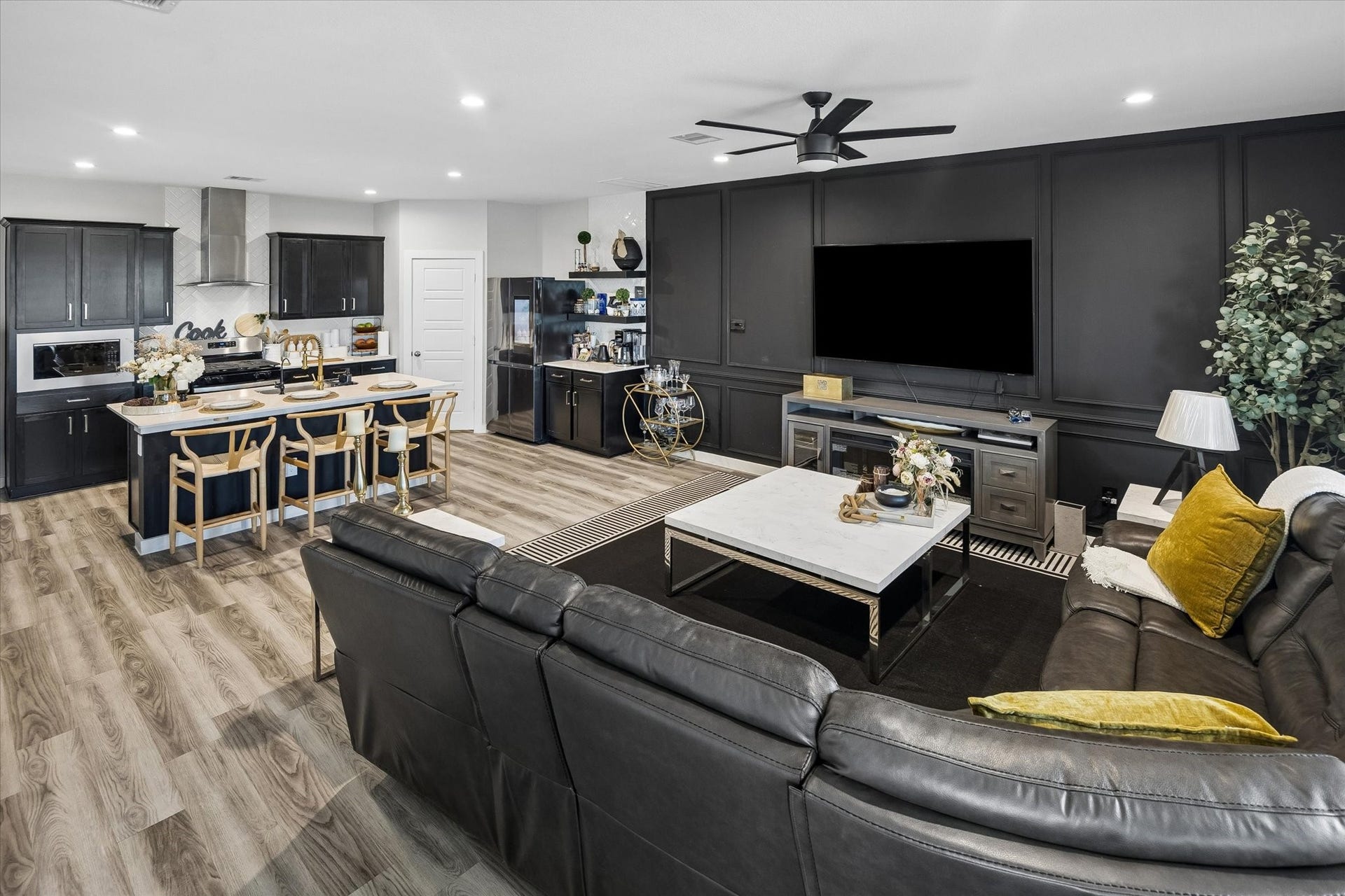 3034 Crown Gate Drive, Houston, TX 77047 Spacious living area offering plenty of room for multiple seating arrangements and entertainment.