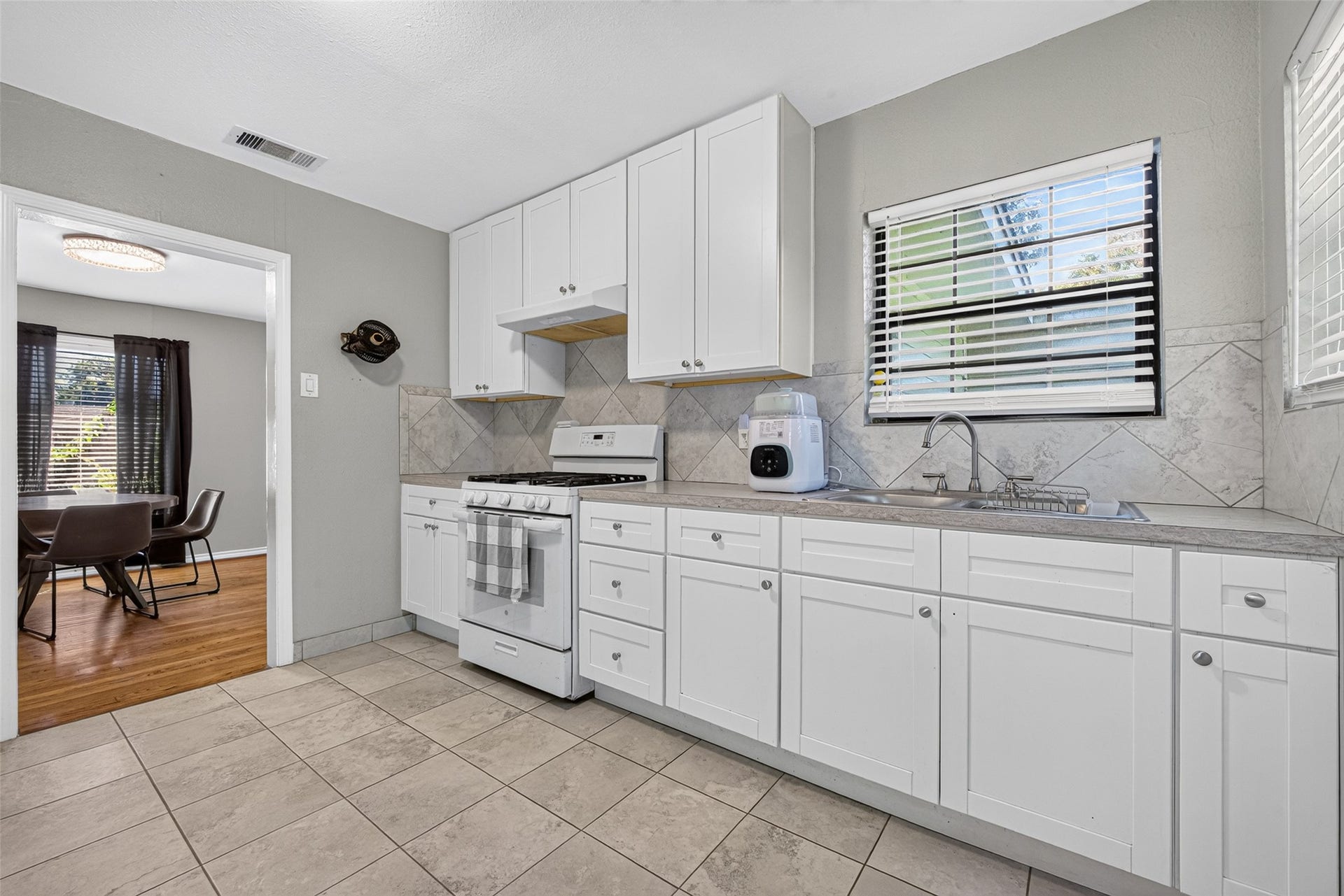 8125 Barkley Street, Houston, TX 77017 8125 Barkley Street, Houston, TX 77017