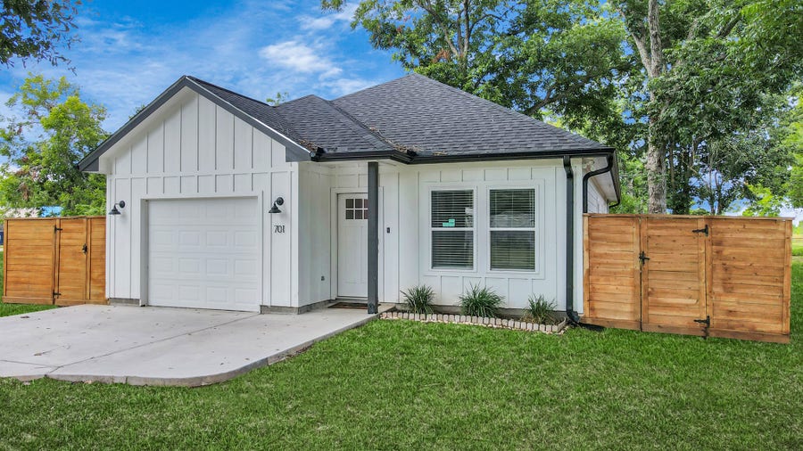 Property photo for 701 S Morgan Street, Angleton, TX
