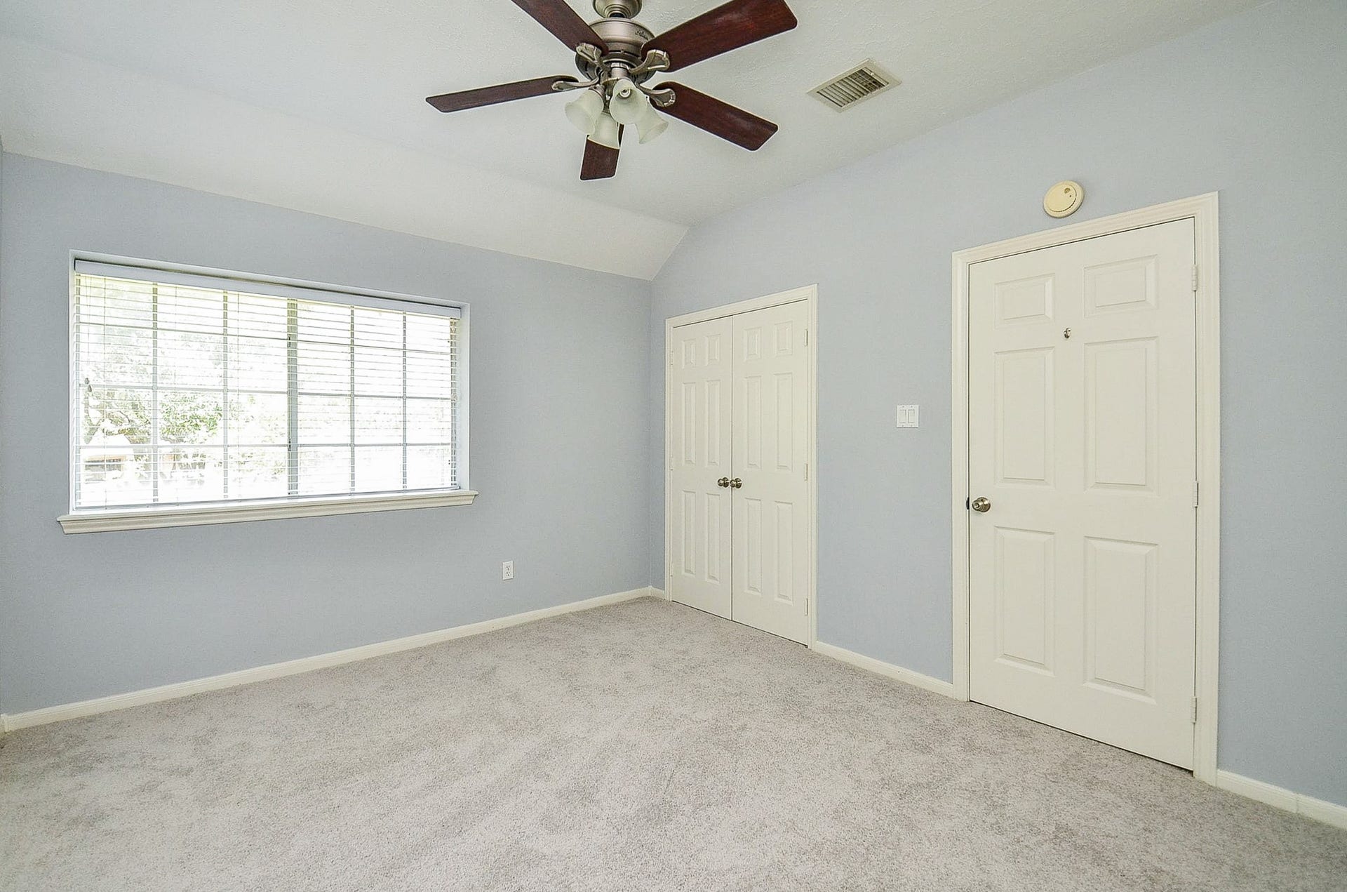 Ceiling fan to keep the bedroom cool