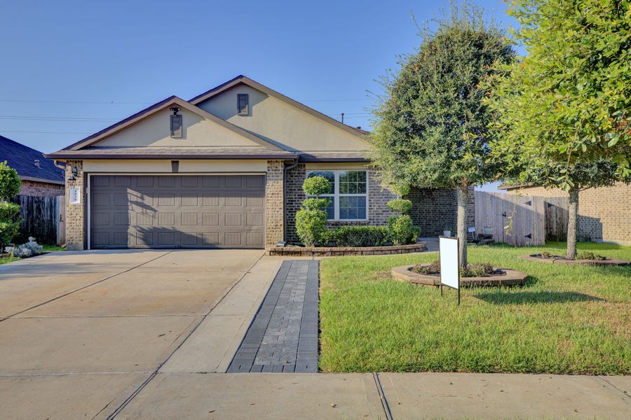 Property photo for 1830 Crystal Waters Drive, Rosharon, TX