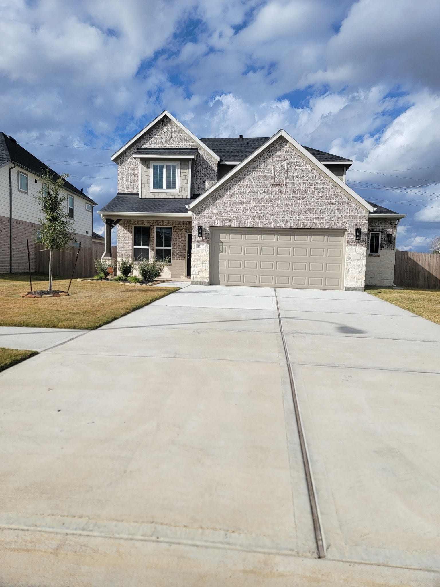 FRONT VIEW OF THE PROPERTY