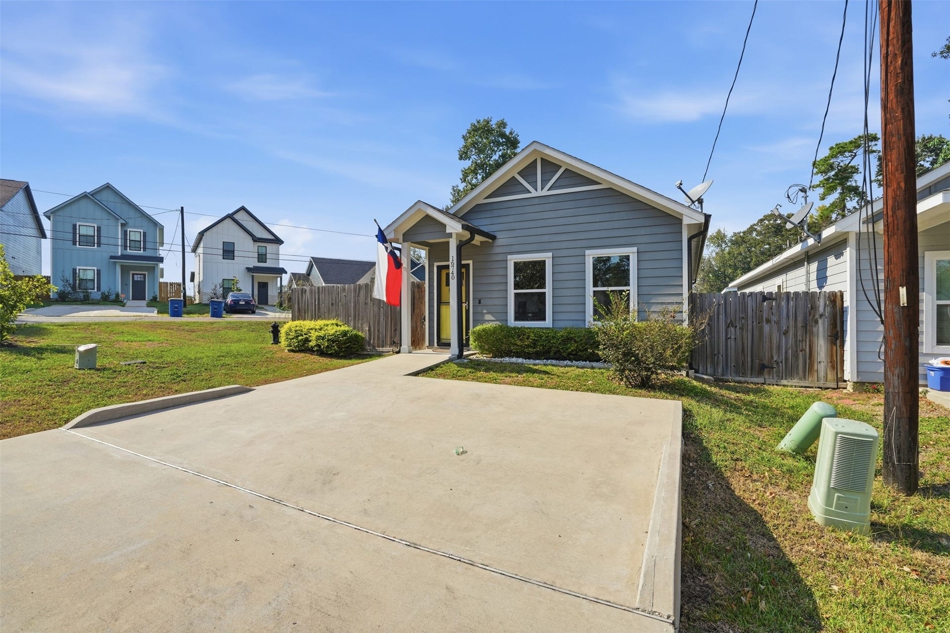 16740 Stonefield, Montgomery, TX 77316 Charming single-story home with a welcoming front porch, nestled in a peaceful neighborhood. Features a well-maintained exterior and a spacious concrete driveway.