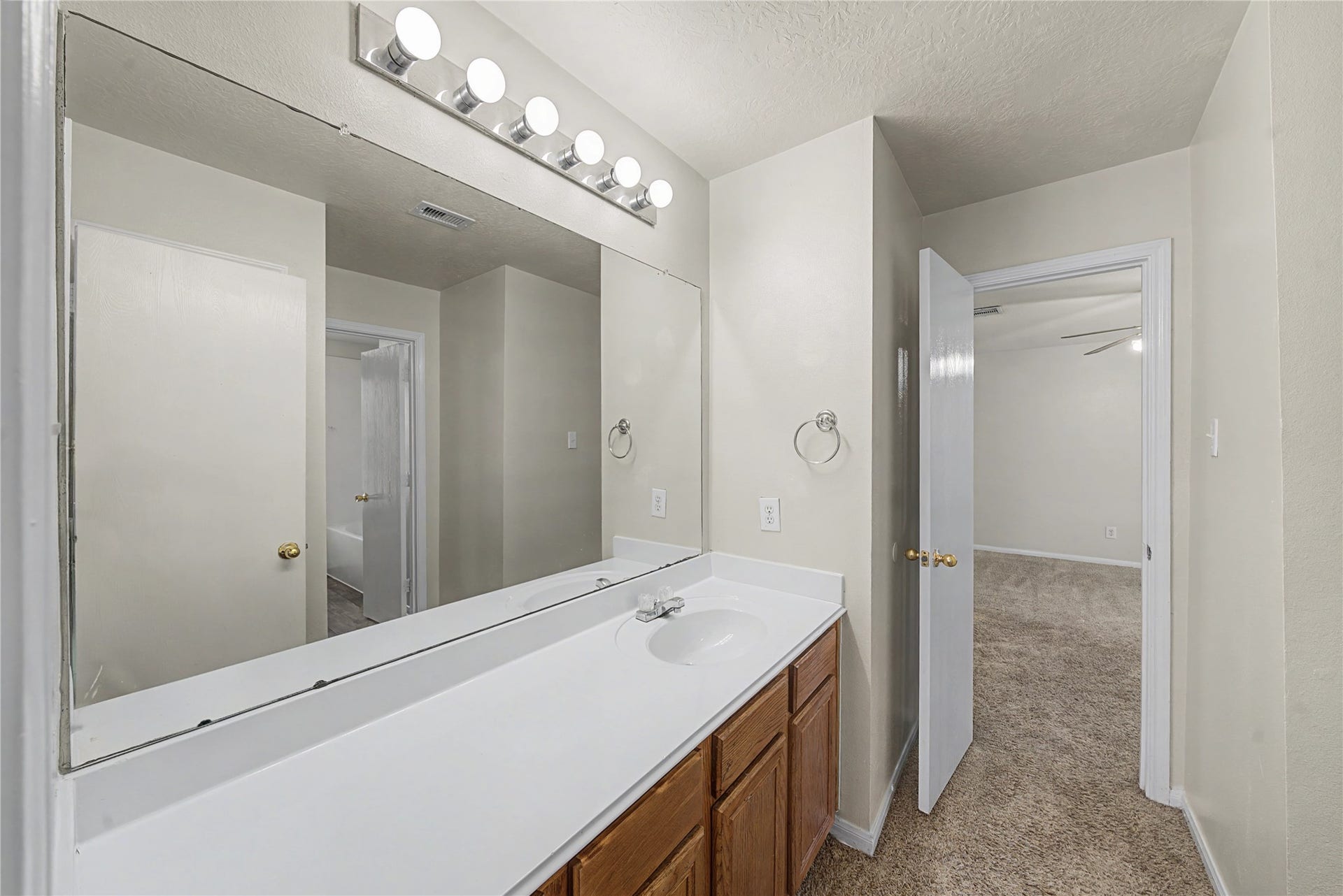 1111 Auburn View Lane, Fresno, TX 77545 Upstair bathroom