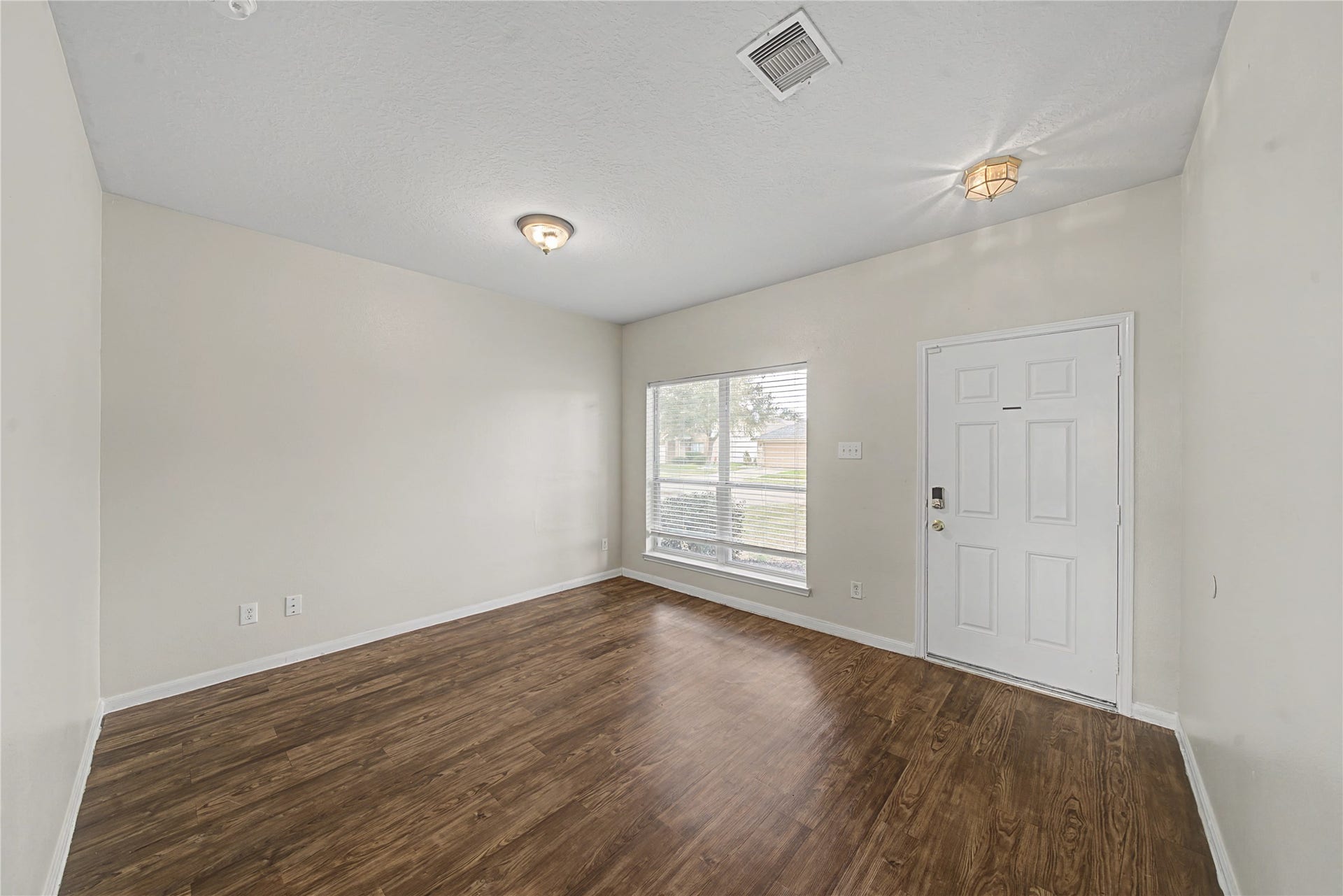 1111 Auburn View Lane, Fresno, TX 77545 Living Room at the Entrance