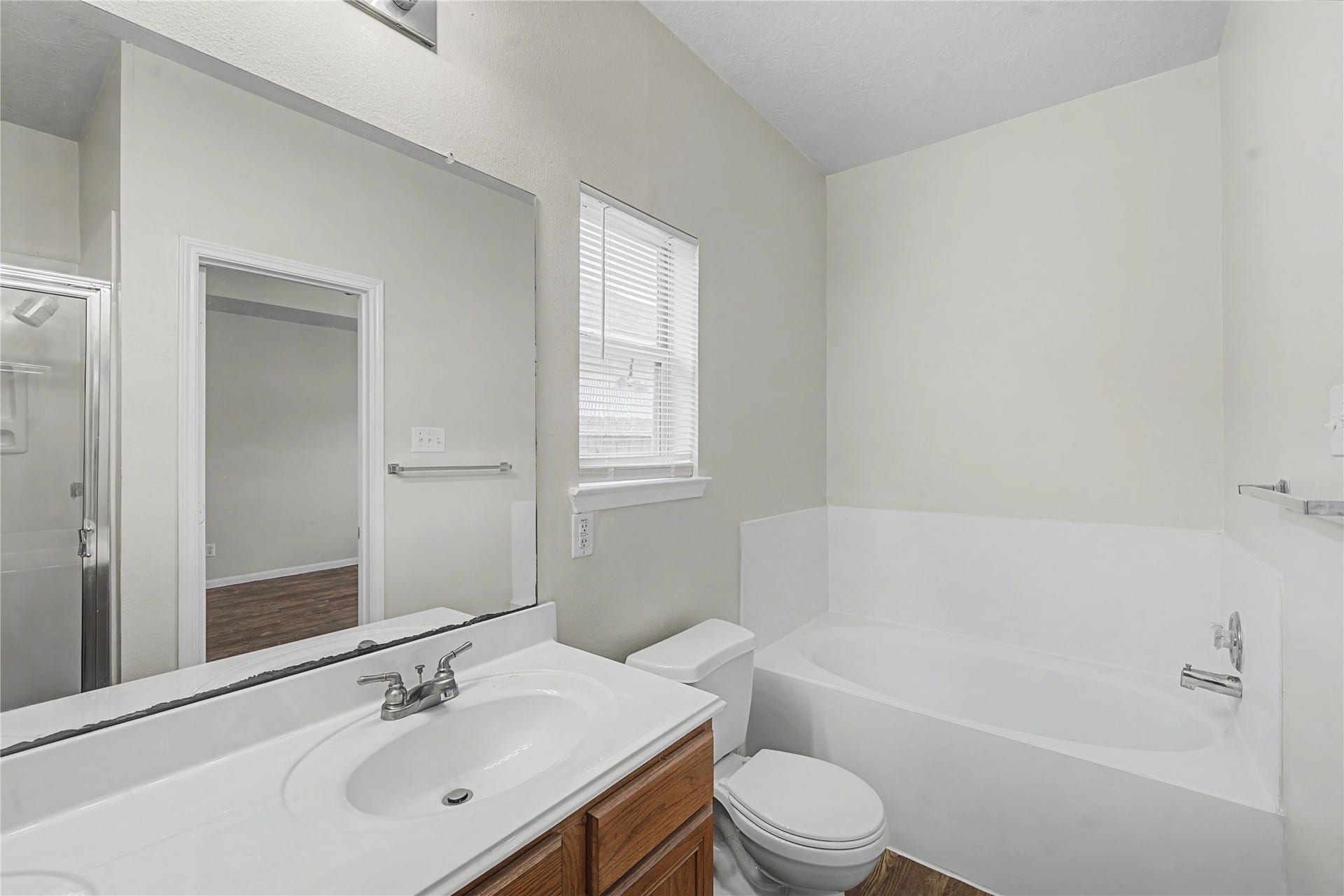 1111 Auburn View Lane, Fresno, TX 77545 Master Bathroom