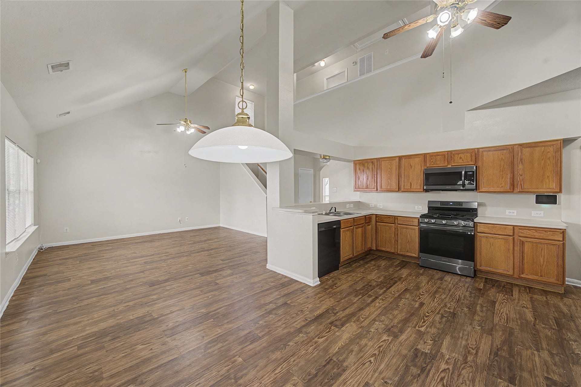 1111 Auburn View Lane, Fresno, TX 77545 Open Kitchen