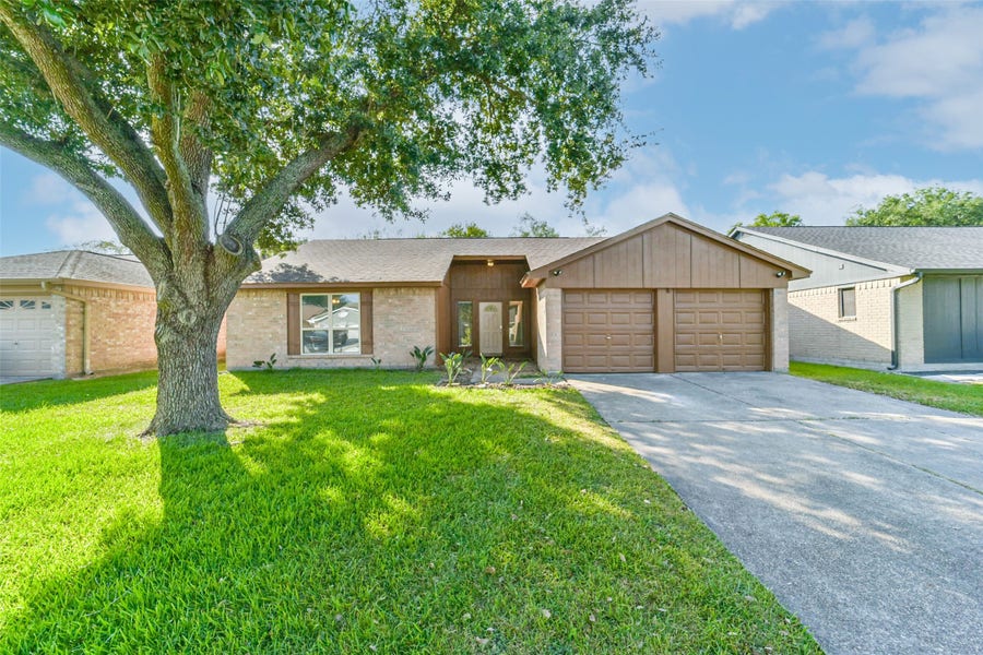 Property photo for 2406 Pilgrims Bend Drive, Friendswood, TX