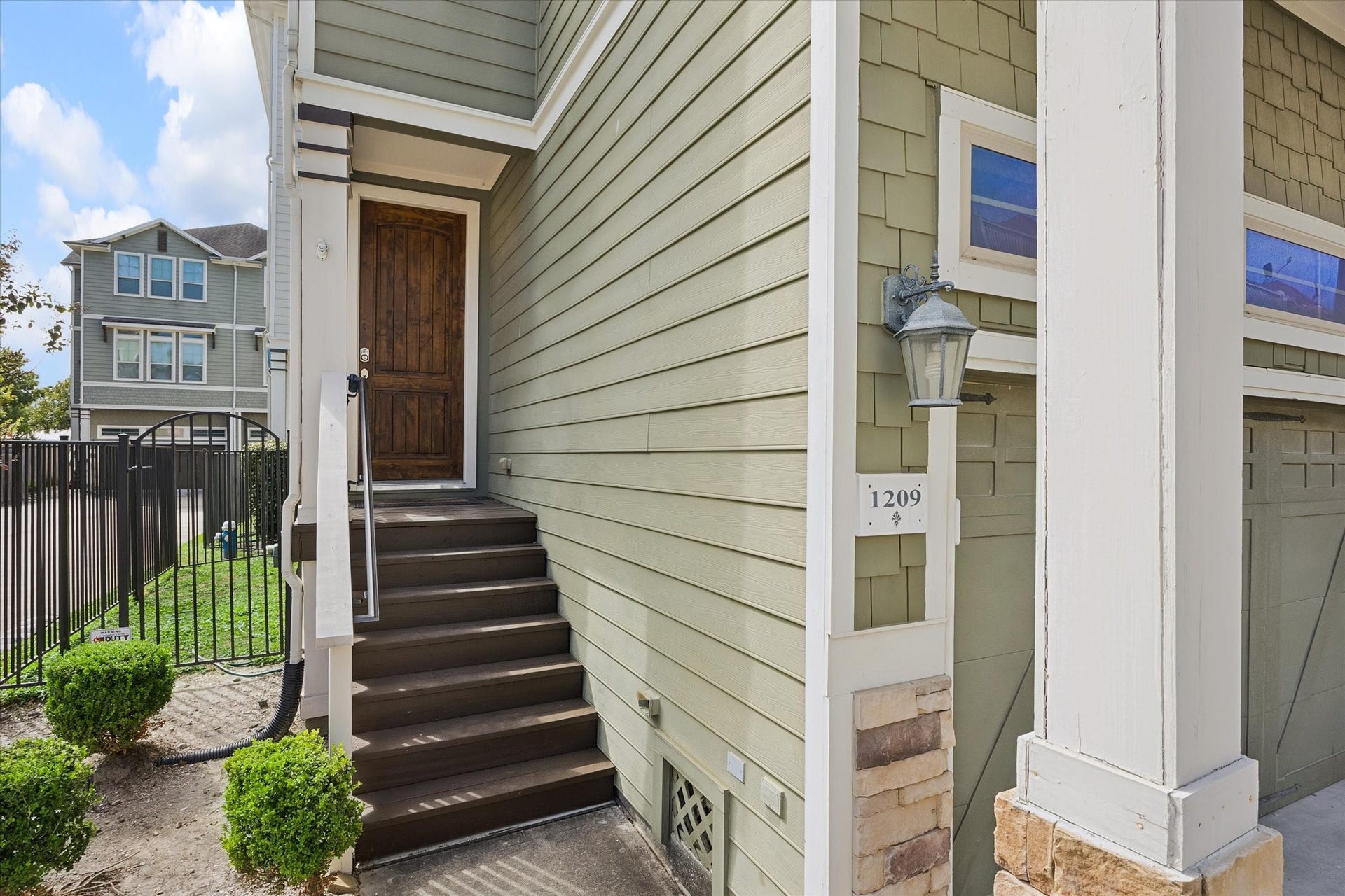 1209 Nelson Falls Lane, Houston, TX 77008 Houston Entrance