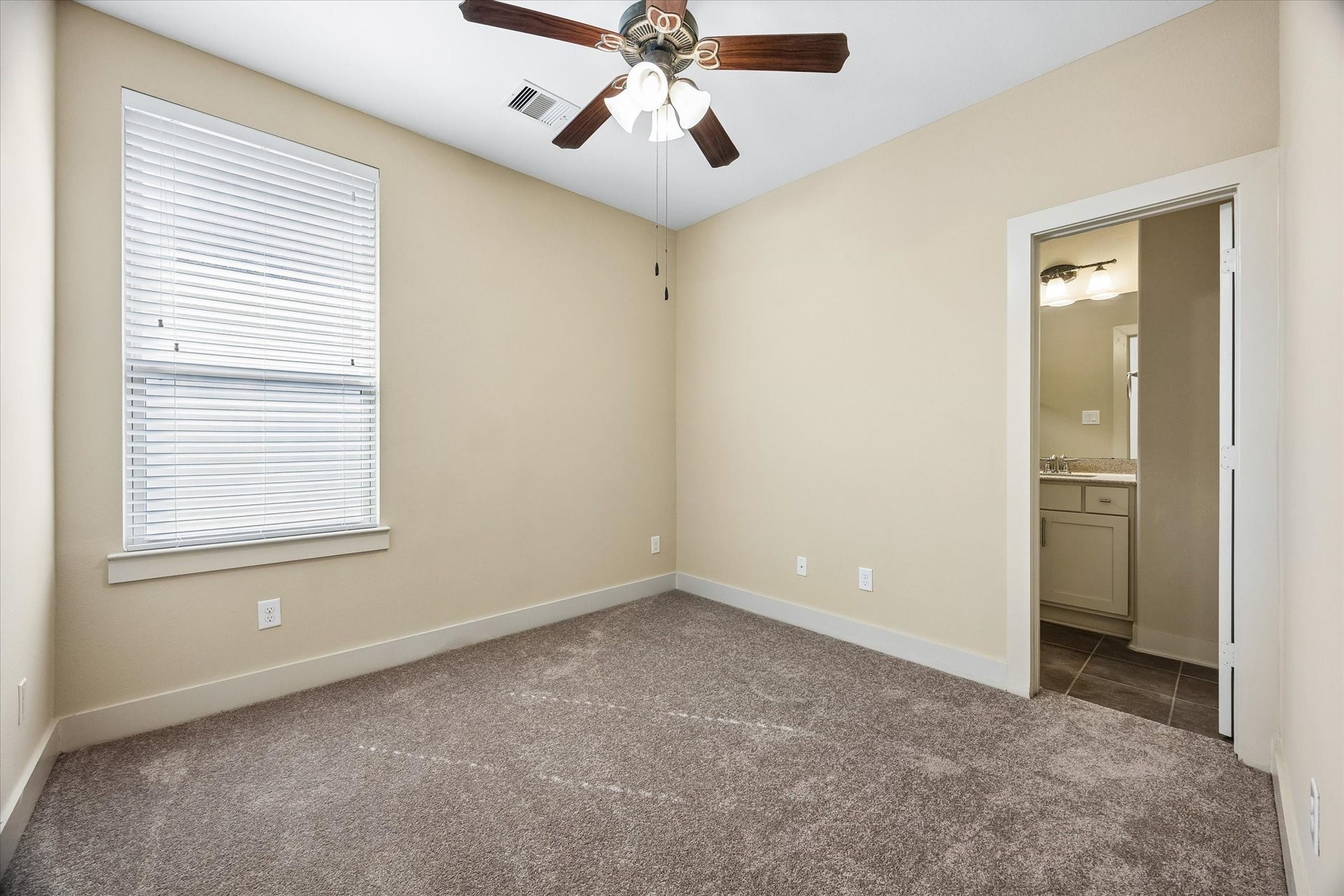 1209 Nelson Falls Lane, Houston, TX 77008 Guest Bedroom (upstairs)