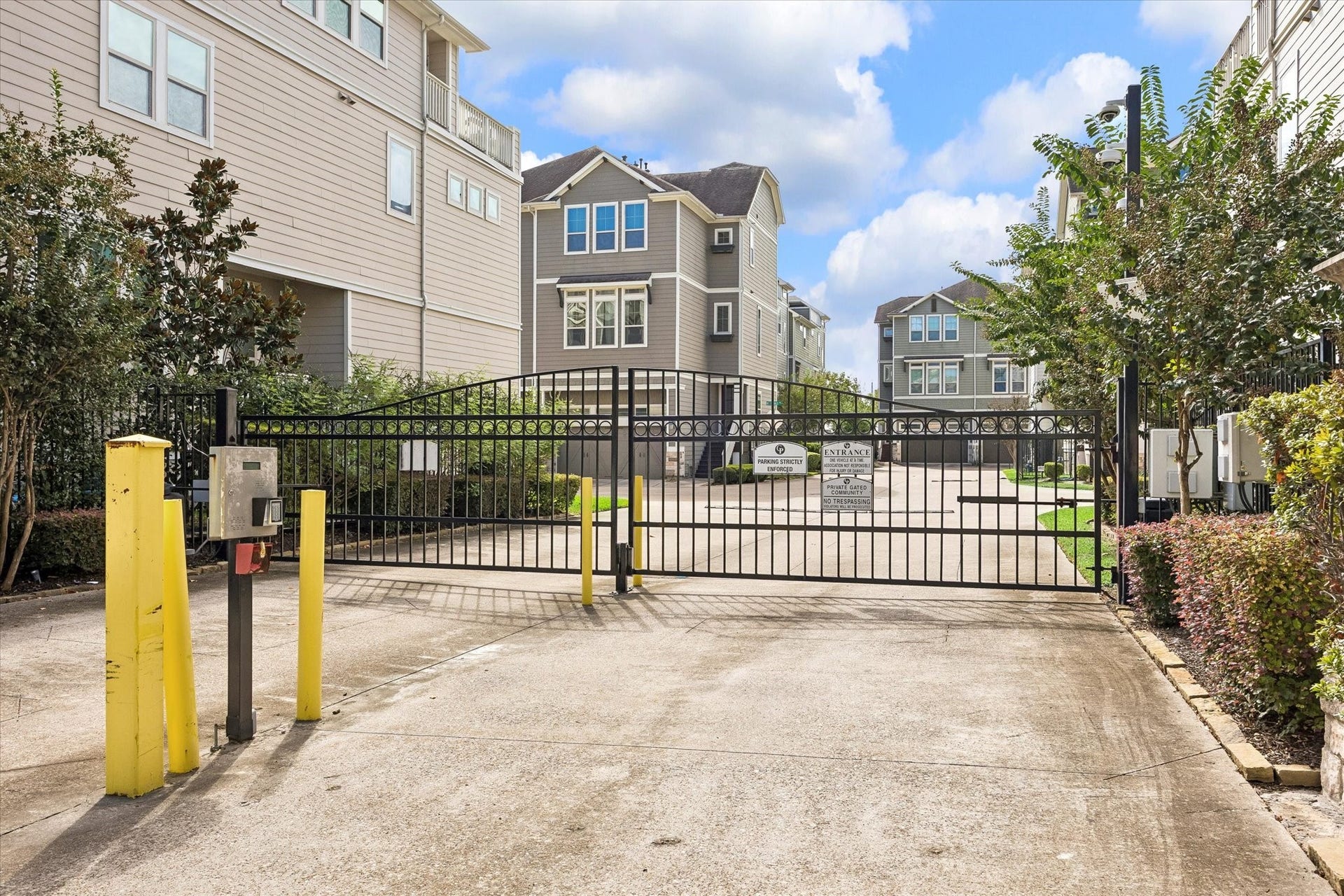 1209 Nelson Falls Lane, Houston, TX 77008 Community Entrance