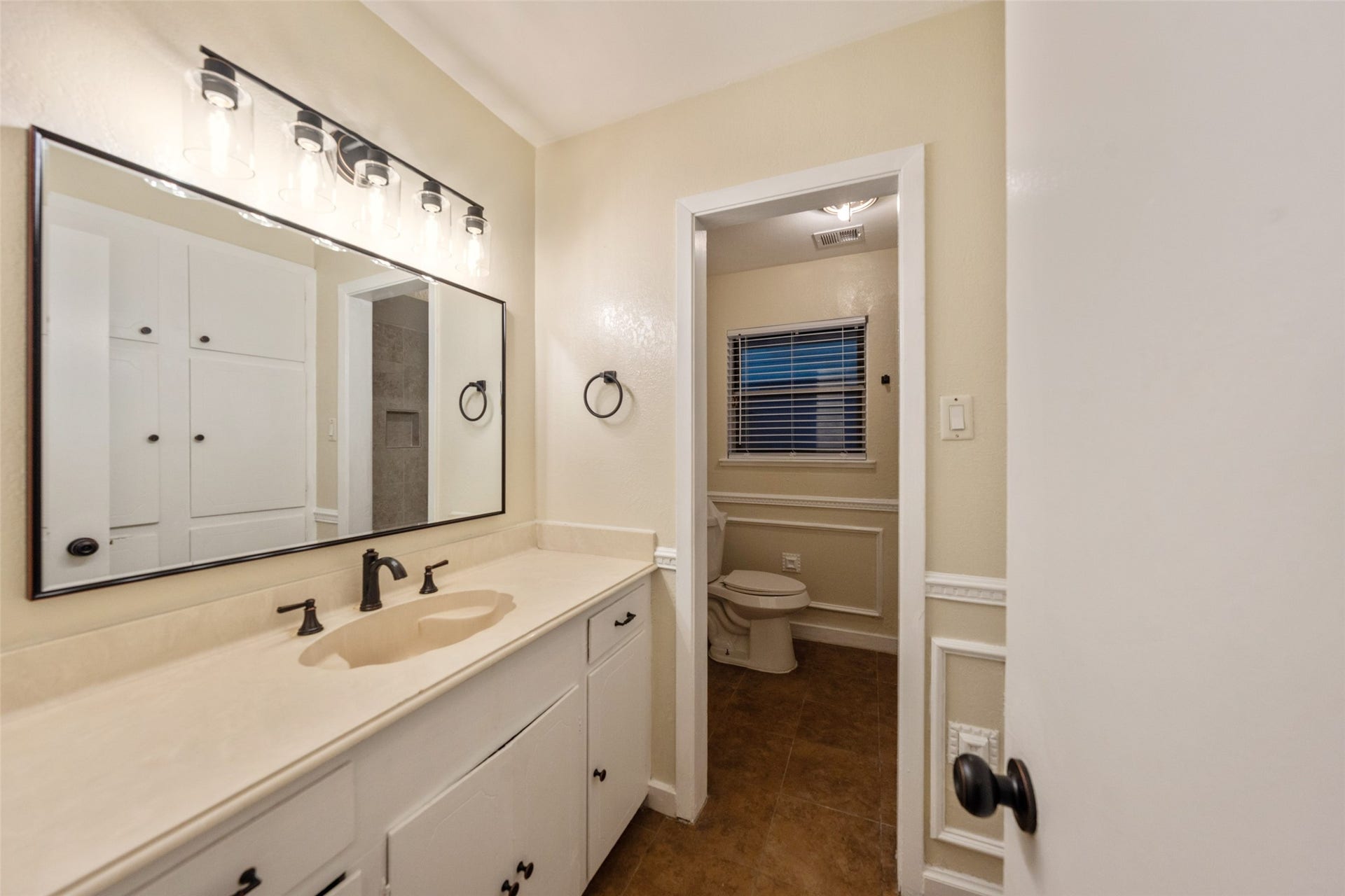 2907 Dewberry Lane, Pasadena, TX 77502 Guest Bathroom