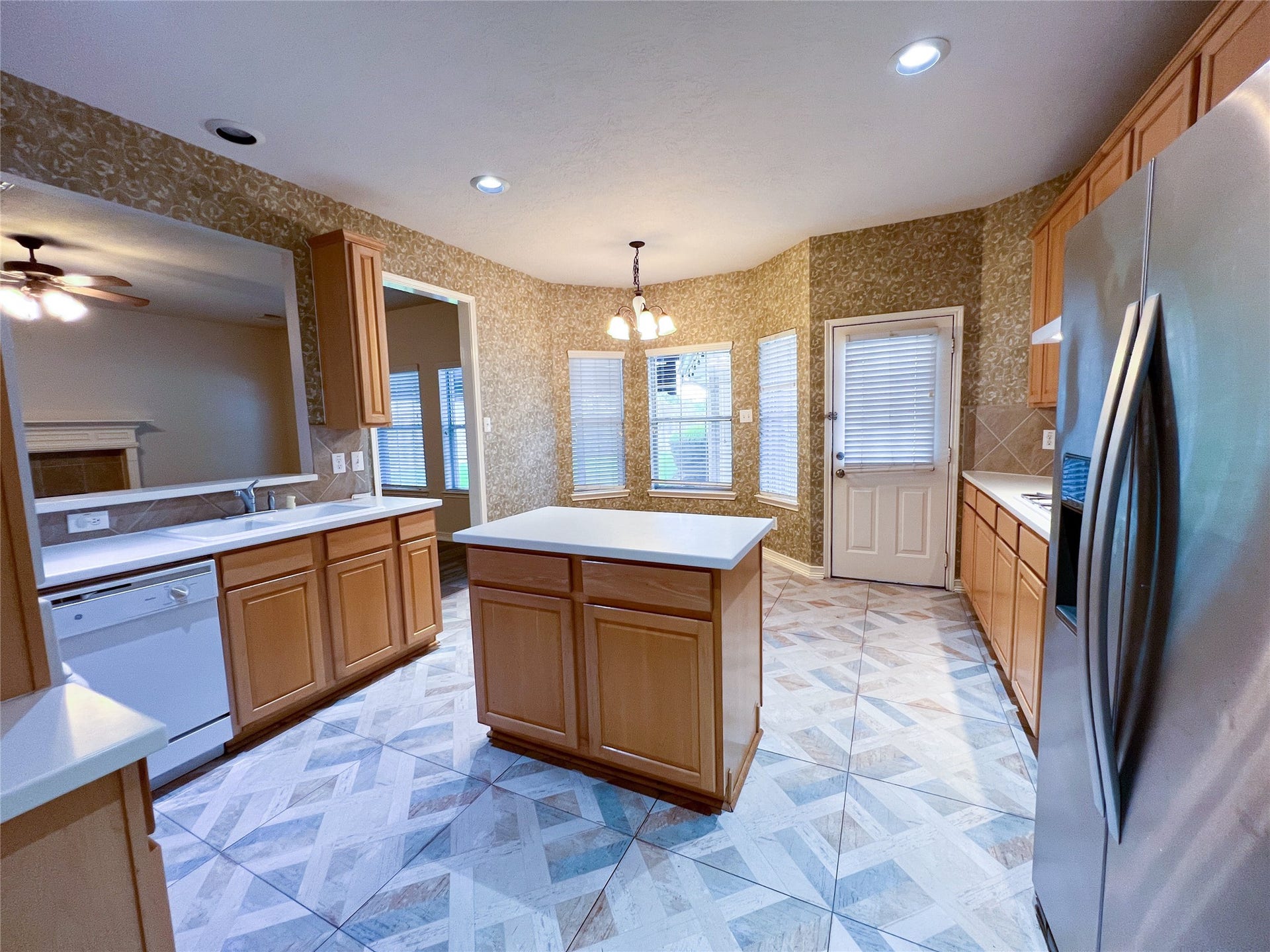 908 Azalea Pointe, League City, TX 77573 Step into a spacious kitchen featuring sleek stainless steel appliances, elegant tile flooring, and abundant natural lightperfect for culinary adventures and family gatherings.