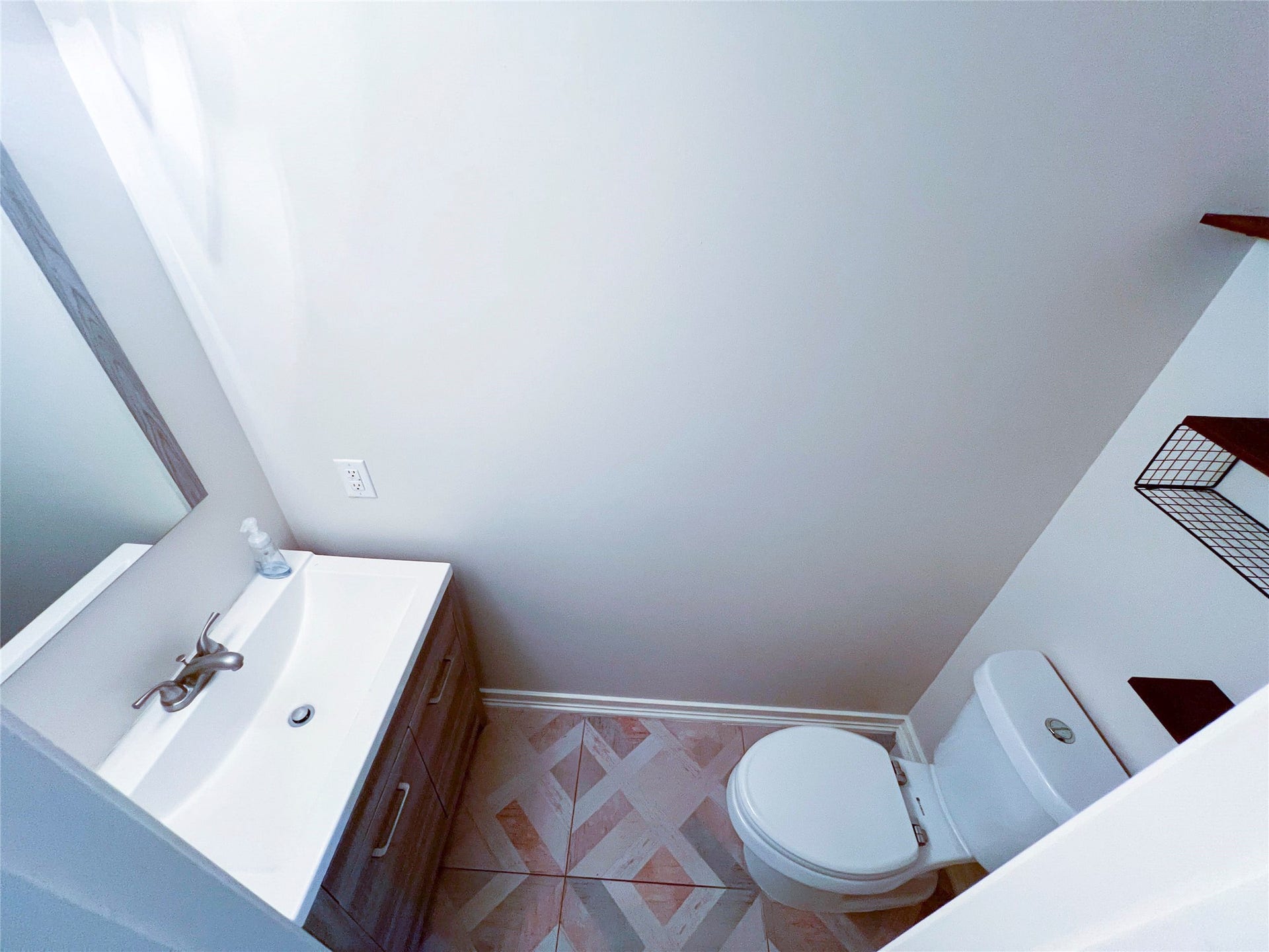 908 Azalea Pointe, League City, TX 77573 Conveniently located on the first floor, this stylish half bath offers modern fixtures and a sleek design, perfect for guests.