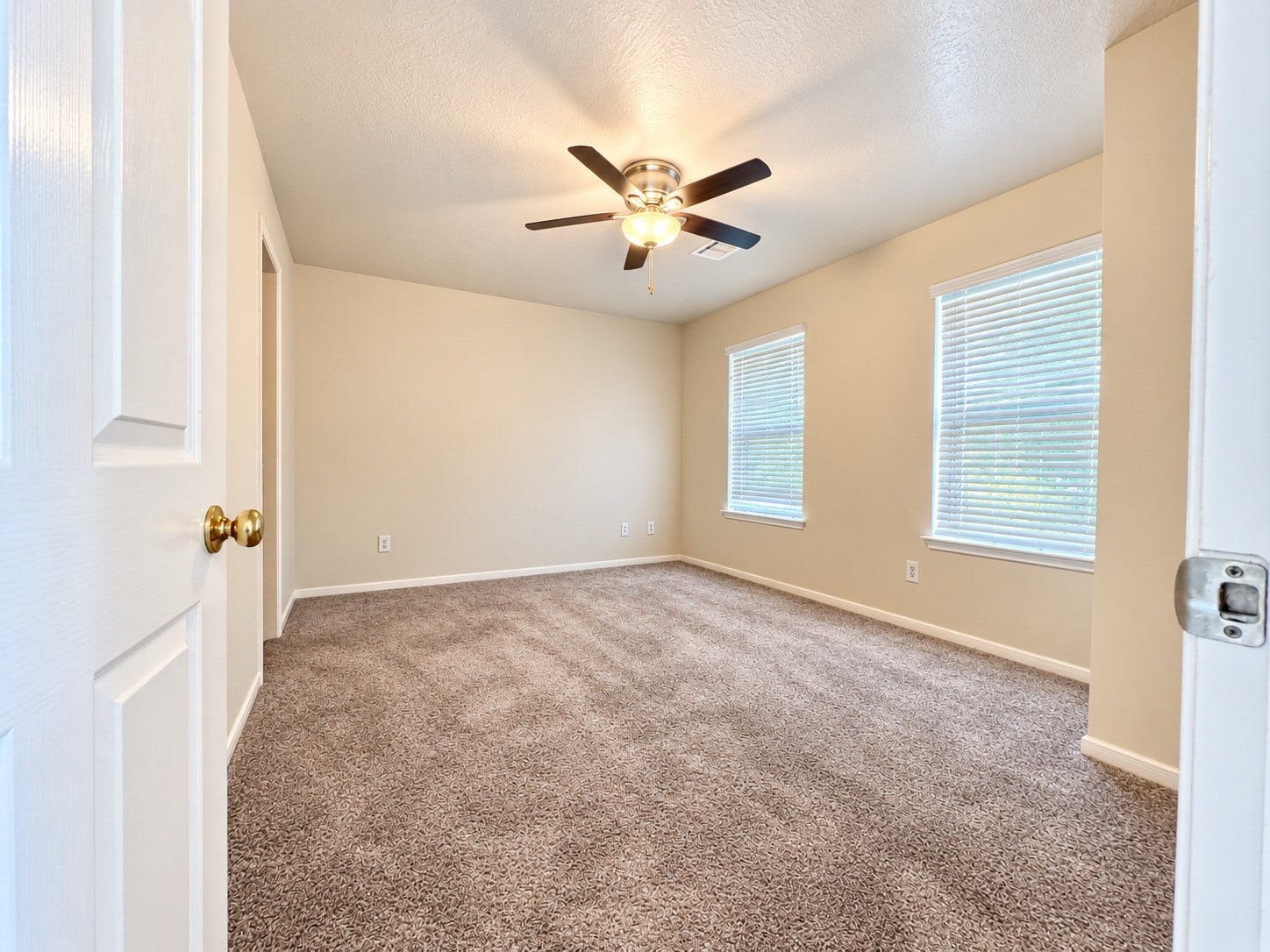 908 Azalea Pointe, League City, TX 77573 Experience comfort in this inviting second-floor bedroom, featuring plush carpeting, ample natural light, and a stylish ceiling fan for a cozy retreat.