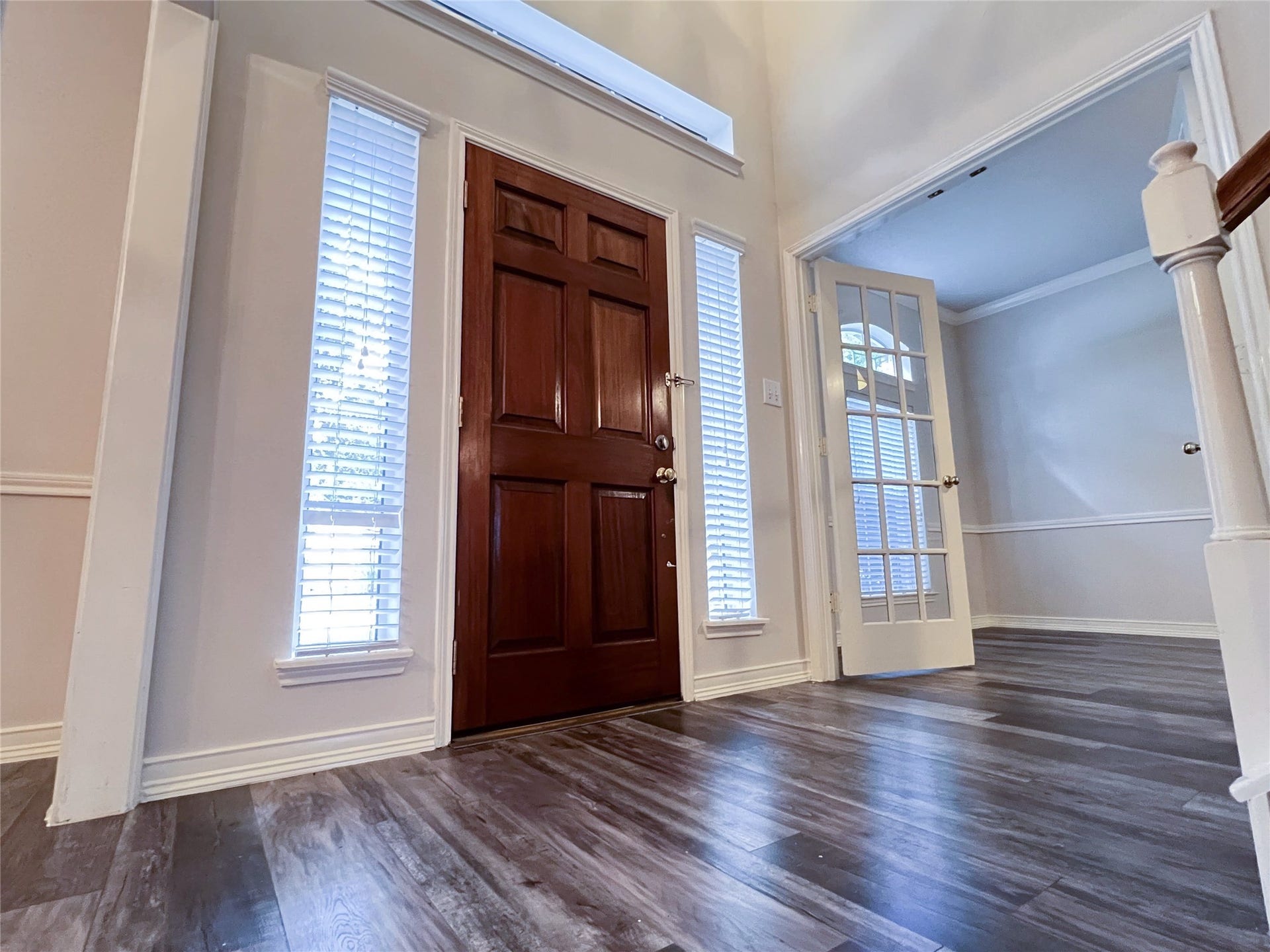 908 Azalea Pointe, League City, TX 77573 Step into elegance with this inviting entryway, featuring rich floors, abundant natural light, and a welcoming atmosphere that sets the tone for the rest of the home.