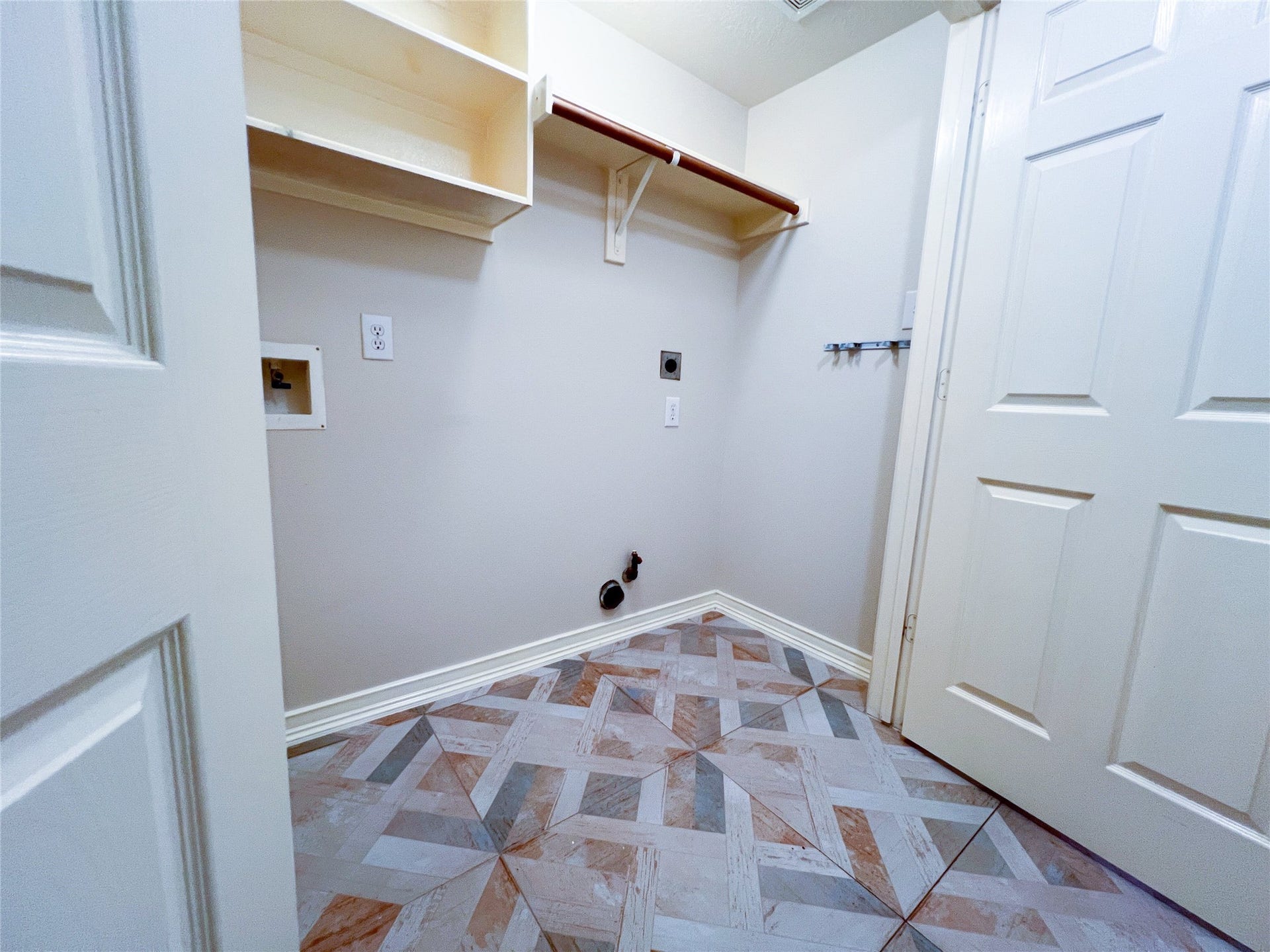 908 Azalea Pointe, League City, TX 77573 Spacious laundry room featuring ample shelving, convenient utility hookups, and stylish geometric tile flooring.