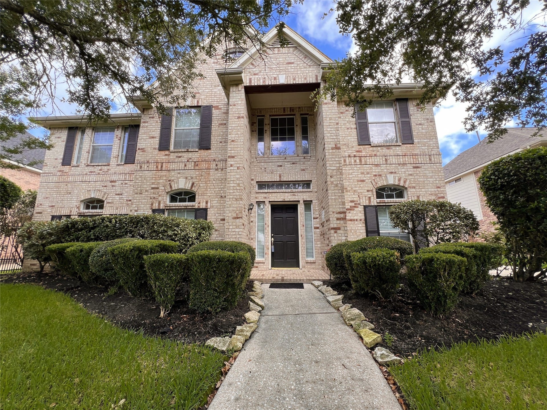 908 Azalea Pointe, League City, TX 77573 Step into elegance with this charming brick home, where inviting curb appeal and a welcoming entrance say "welcome home.