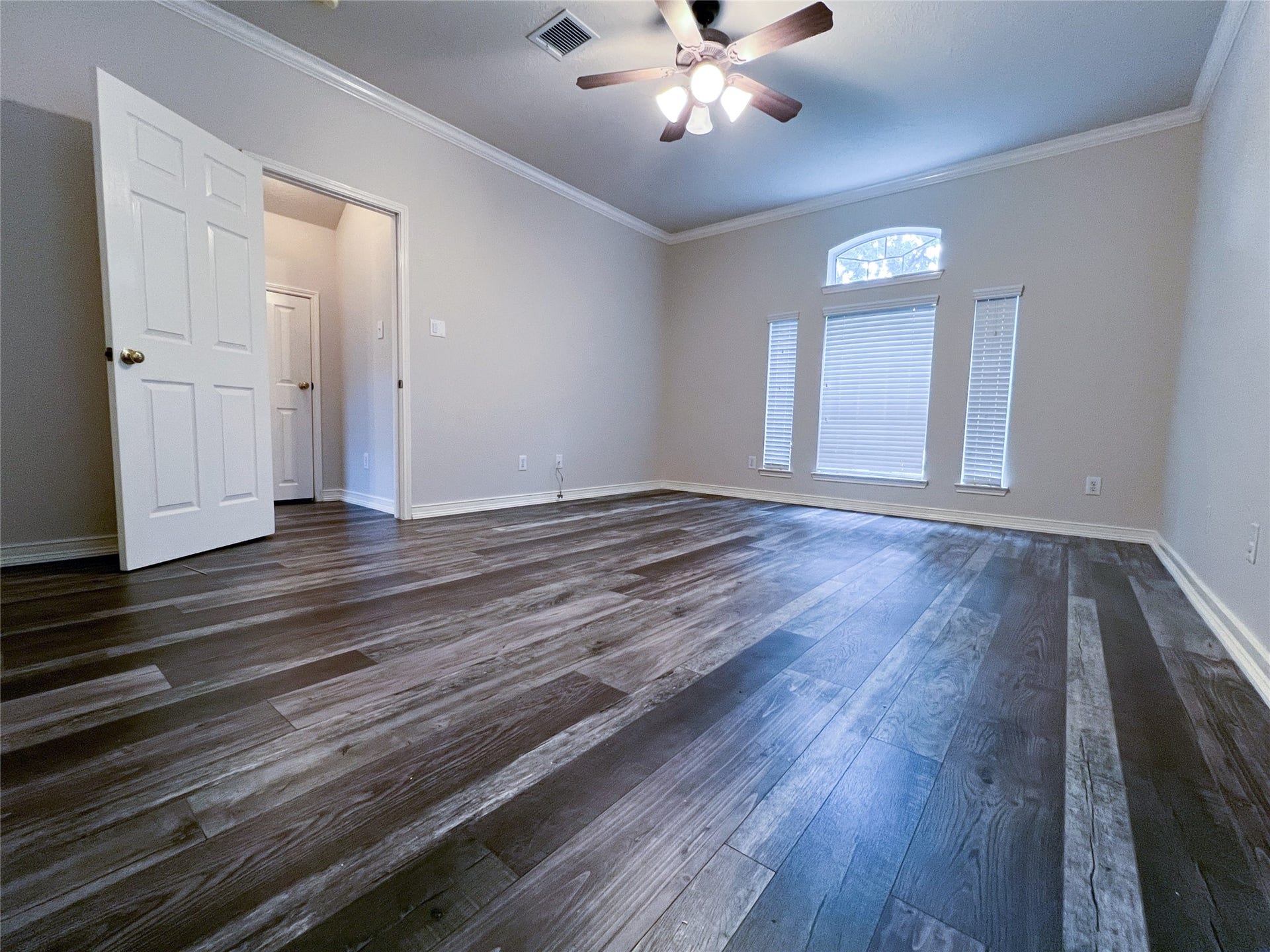908 Azalea Pointe, League City, TX 77573 Experience the convenience and comfort of a spacious primary bedroom located on the first floor, featuring elegant flooring and abundant natural light.