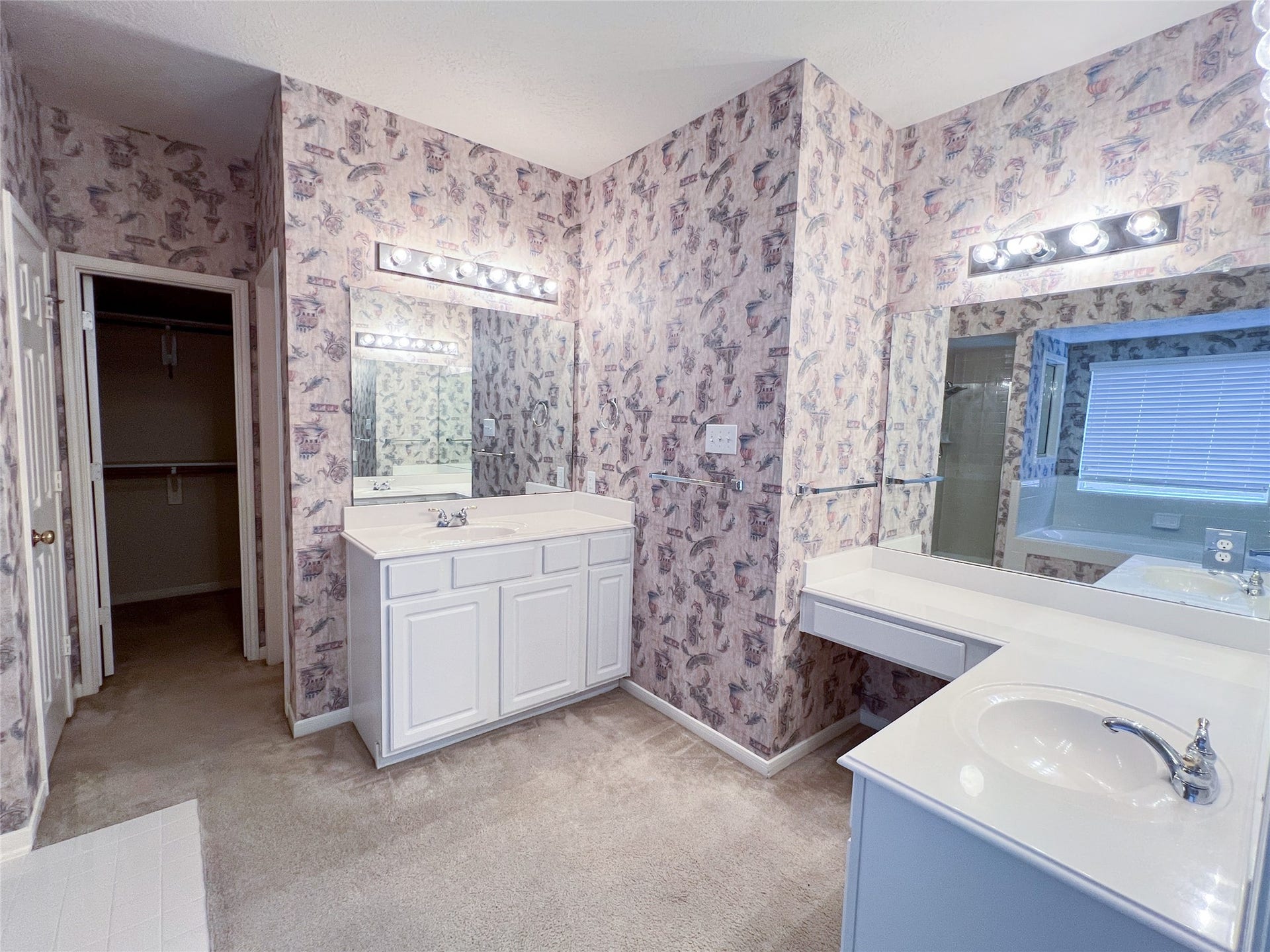 908 Azalea Pointe, League City, TX 77573 Experience the comfort and convenience of a spacious first-floor primary bathroom, complete with elegant dual vanities and ample storage.