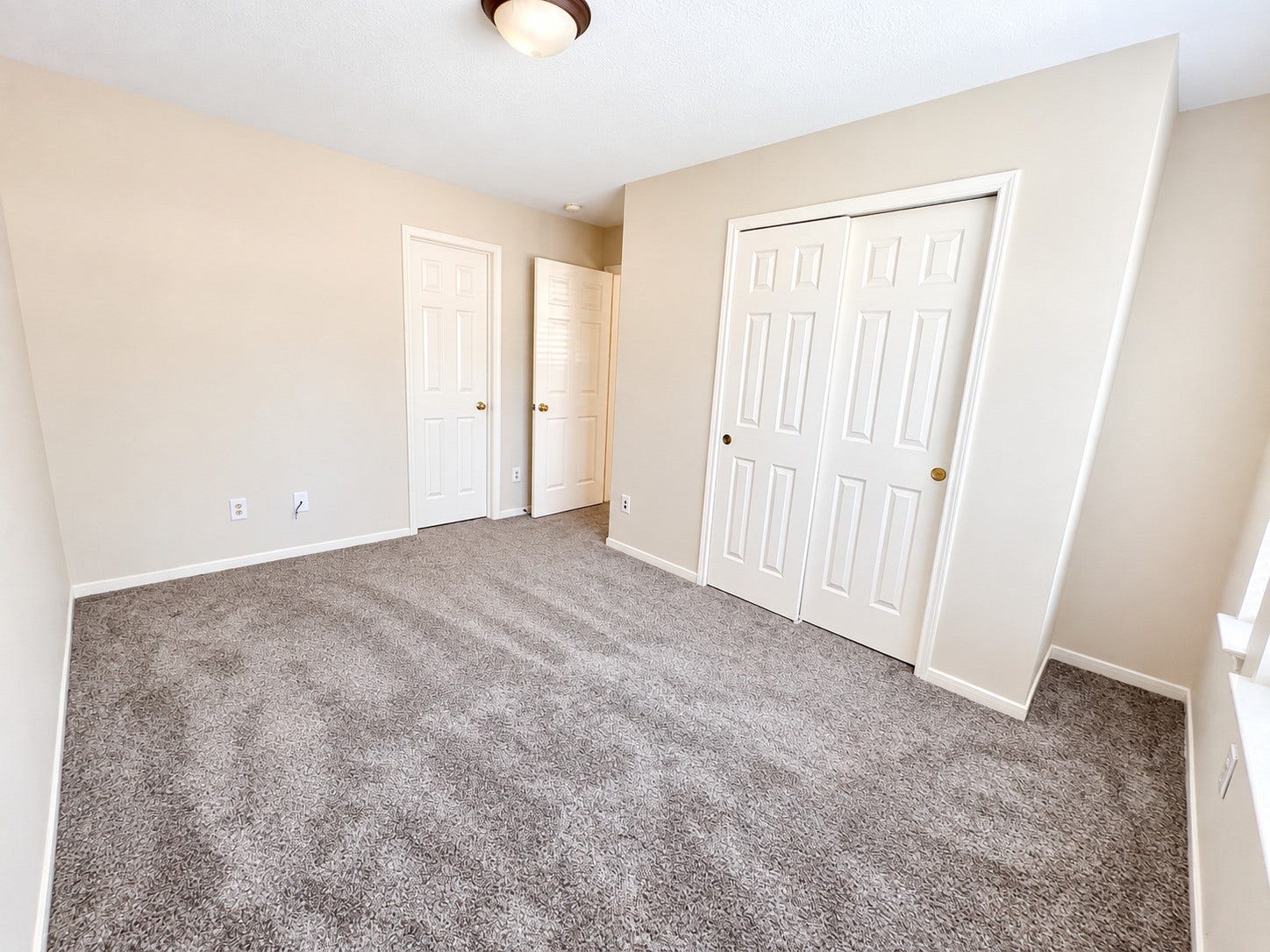 908 Azalea Pointe, League City, TX 77573 Discover the cozy charm of this second-floor bedroom, featuring plush carpeting and ample closet space for comfortable living.