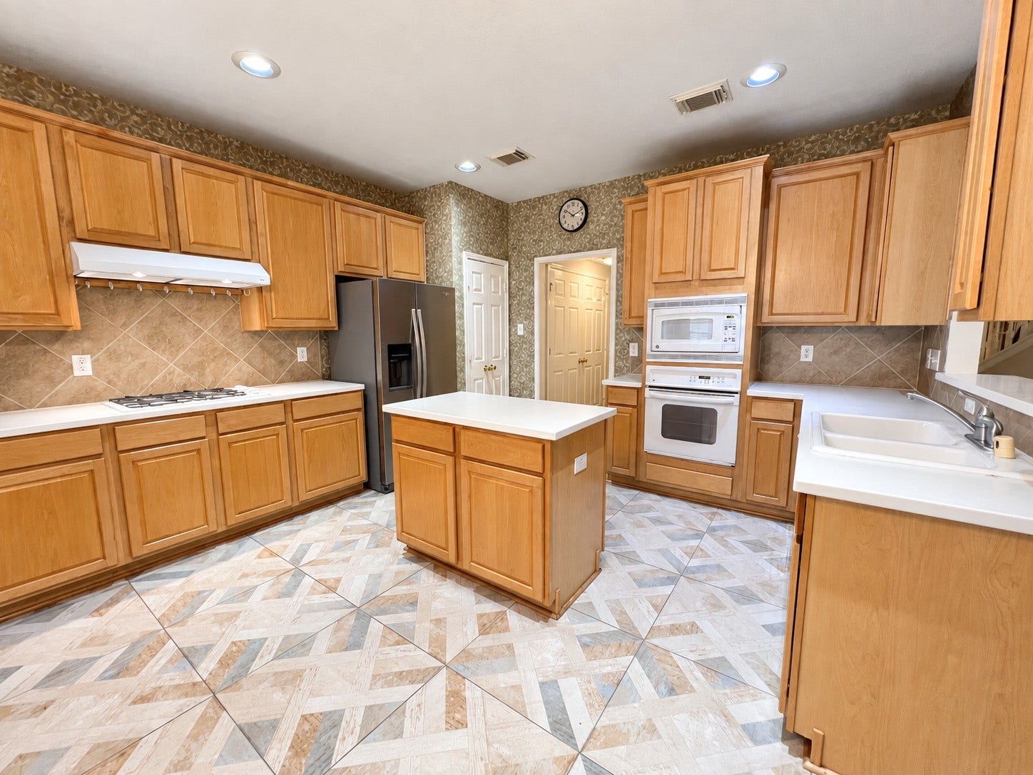 908 Azalea Pointe, League City, TX 77573 Spacious and inviting, this kitchen features modern appliances, ample cabinetry, and a central island, perfect for culinary creativity and gathering with loved ones.