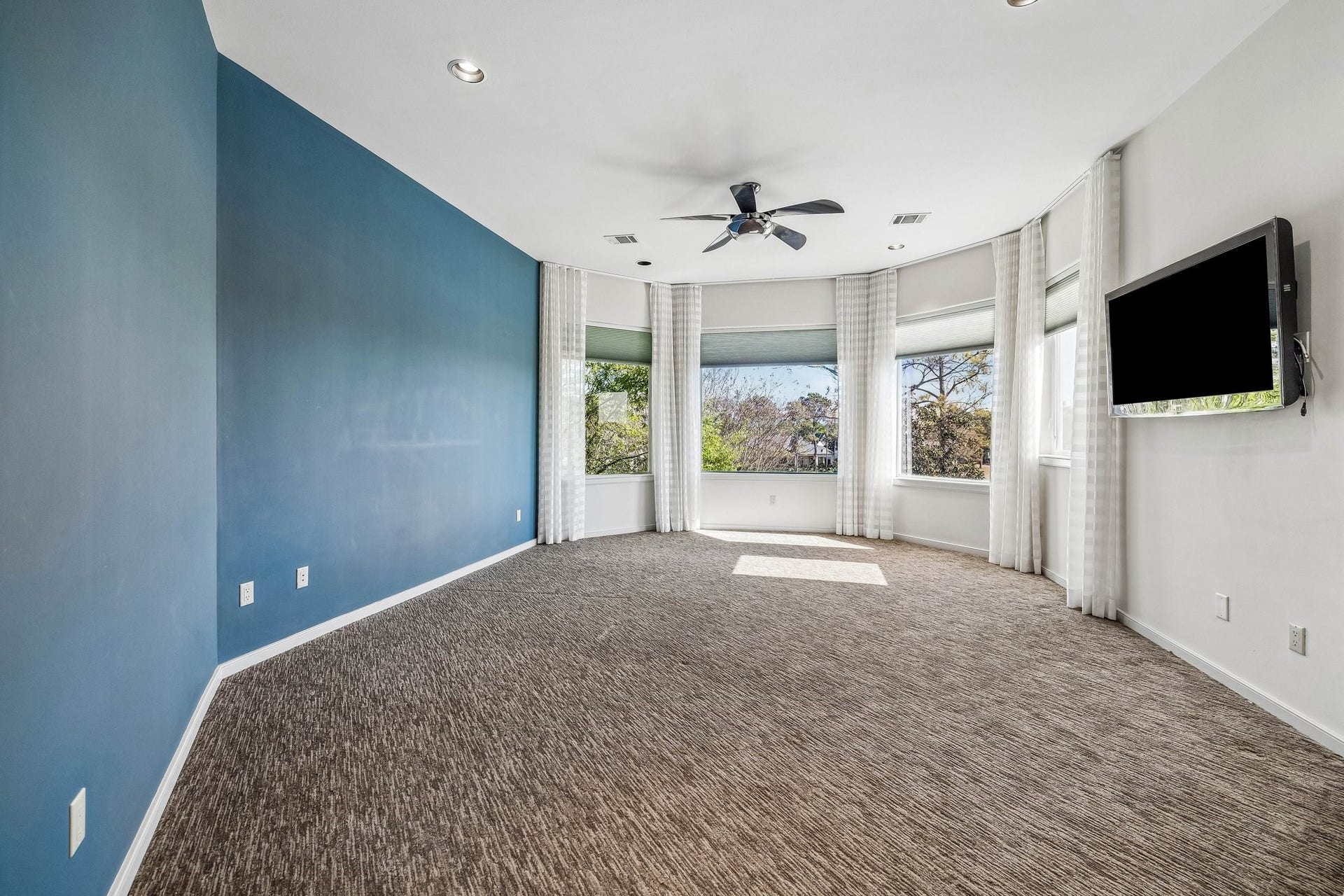 SPACIOUS ENSUITE BEDROOM 4 ON 2ND FLOOR IN PRIVATE LOCATION - beautiful views of the lake and golf course from series of 4 large windows, walk-in closet