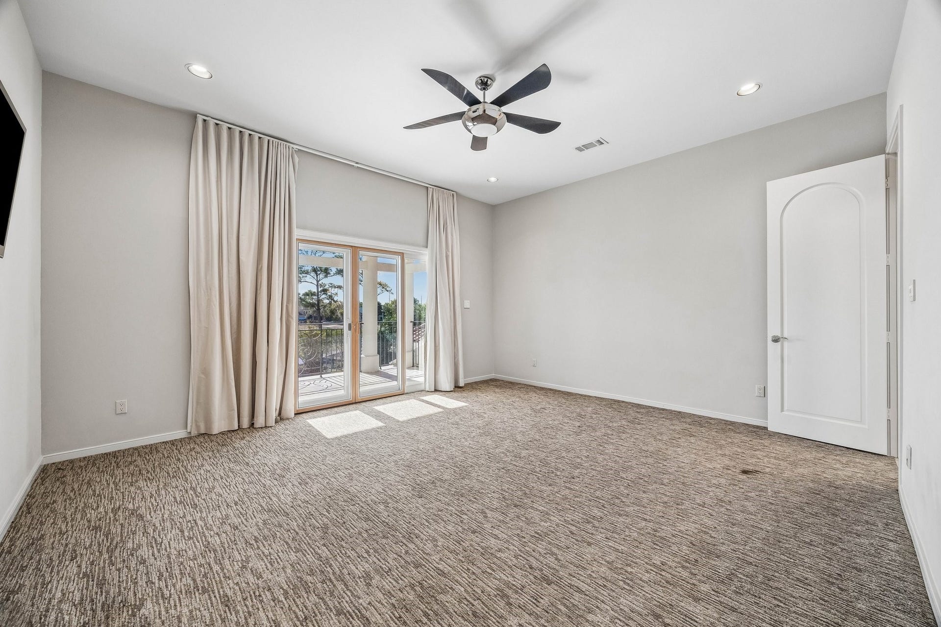 SPACIOUS ENSUITE BEDROOM 2 ON 2ND FLOOR - with balcony access and great views of the pool/spa and lake, ceiling fan with light + recessed lighting