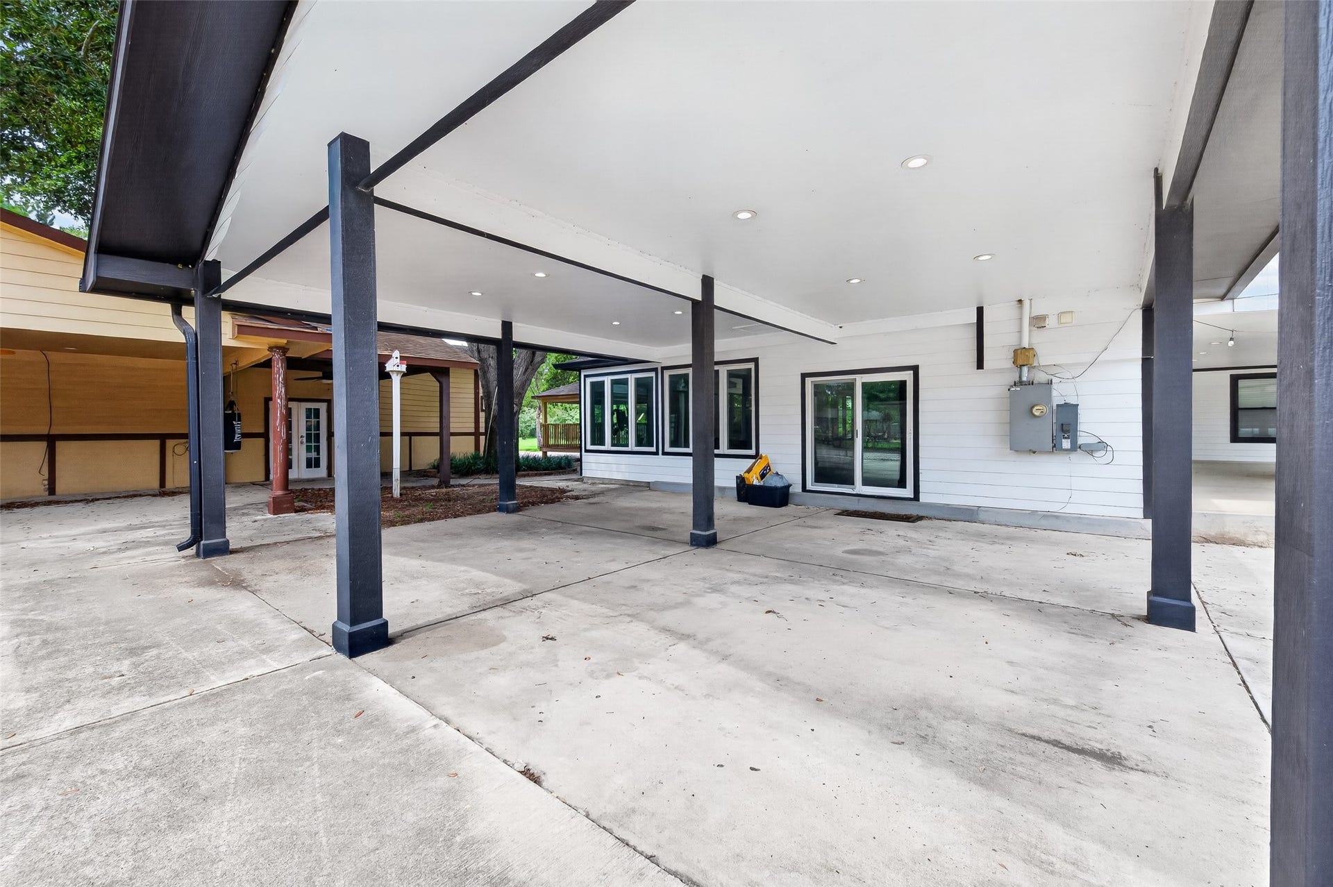 323 E Palm Street, Fresno, TX 77545 323 E Palm Street, Fresno, TX 77545