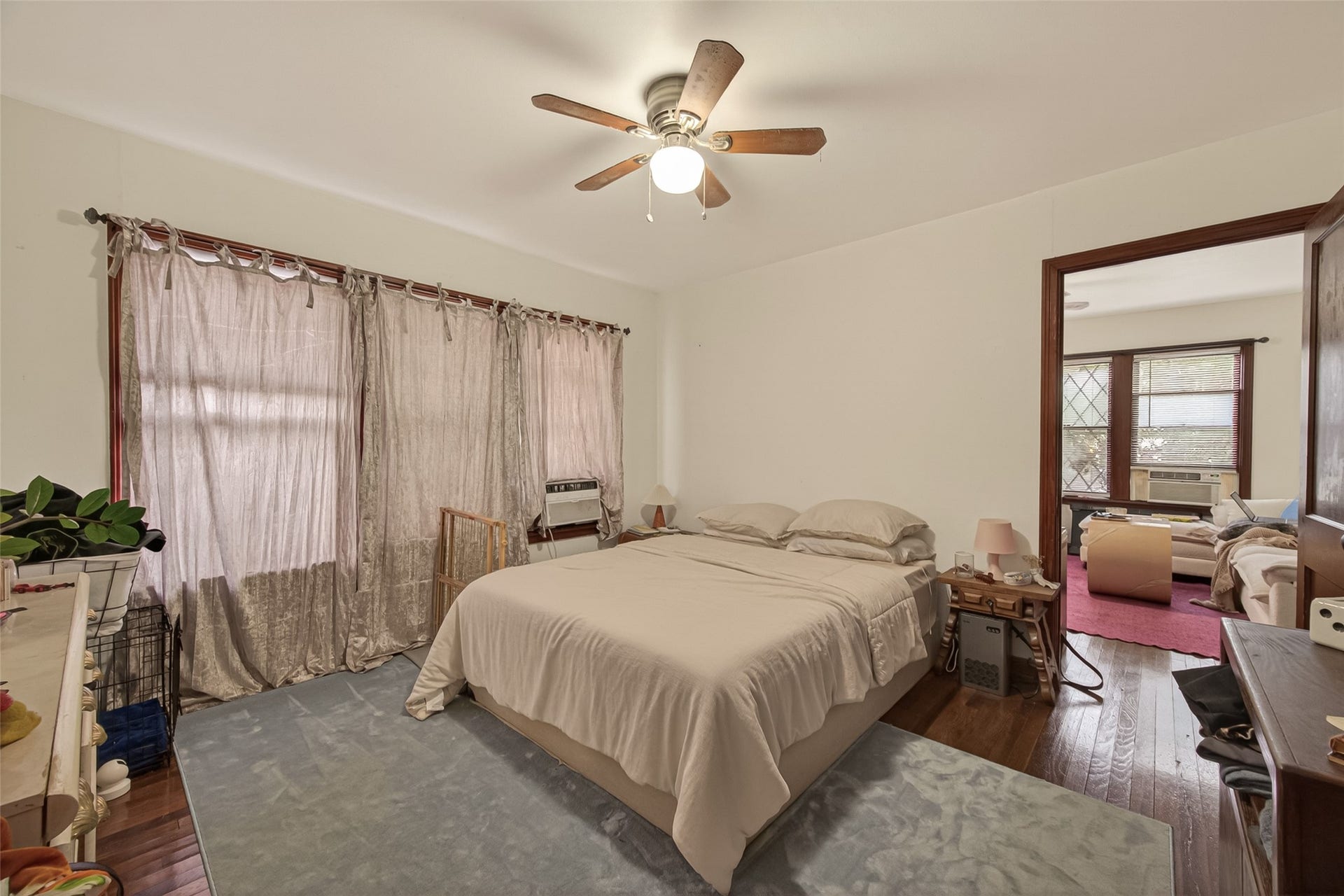 516 N Eastwood Street, Houston, TX 77011 From the front of the unit to the back, the floor plan provides an easy transition between spaces.