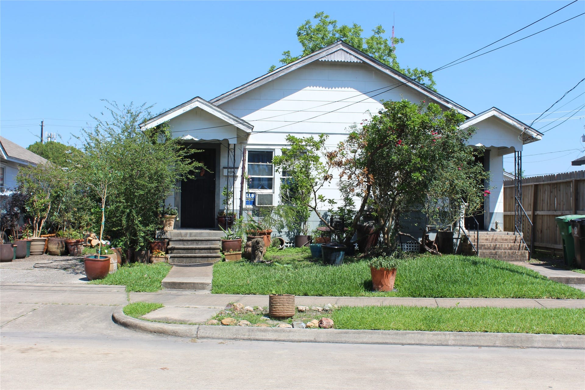 516 N Eastwood Street, Houston, TX 77011 Accompanied showings scheduled through Showing Smart. The vacant unit at 518 N. Eastwood is available to show. All other units are occupied and available to tour around the tenant's schedule.