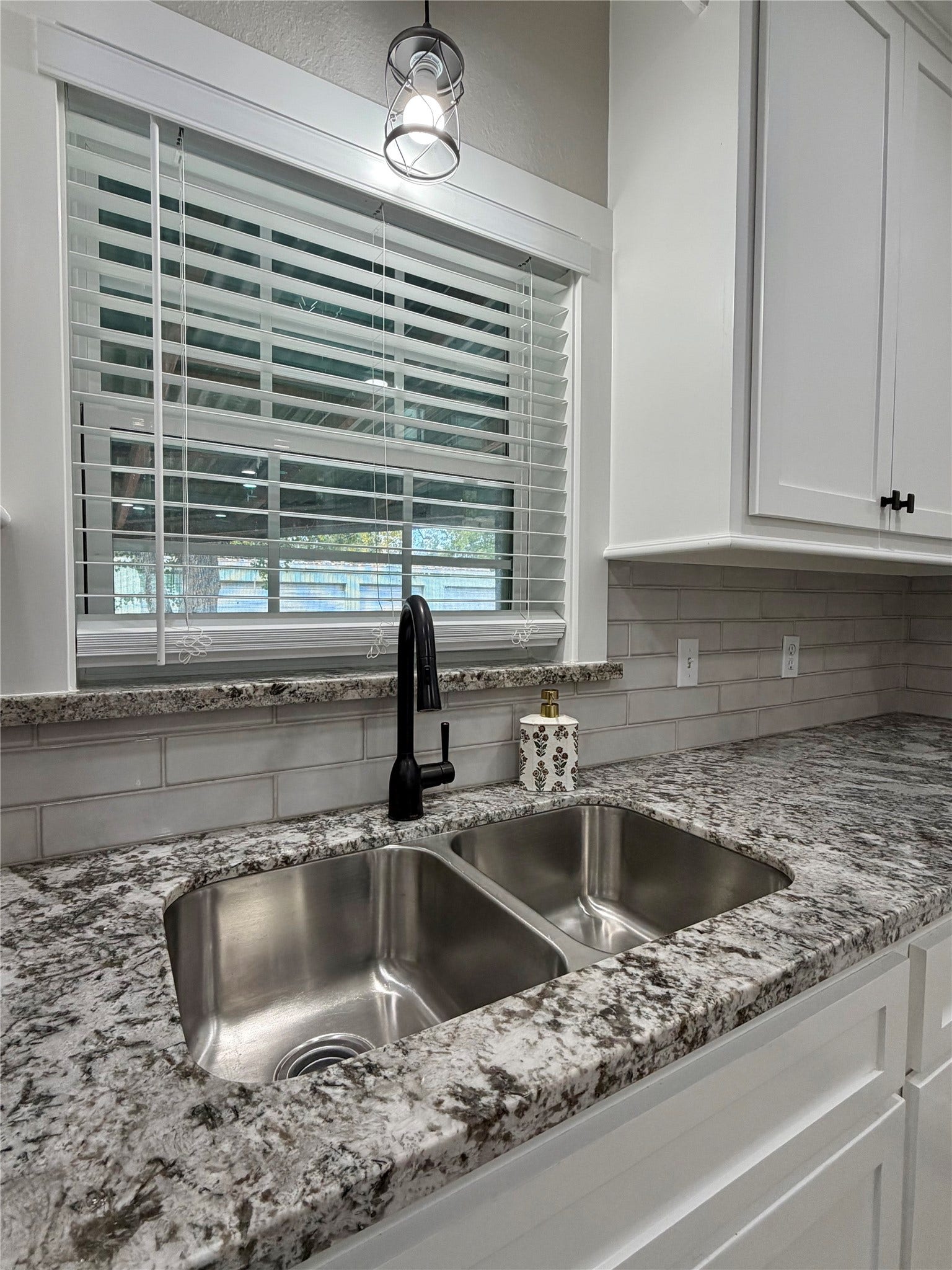 813 N Valderas Street, Angleton, TX 77515 813 N Valderas Street, Angleton, TX 77515
