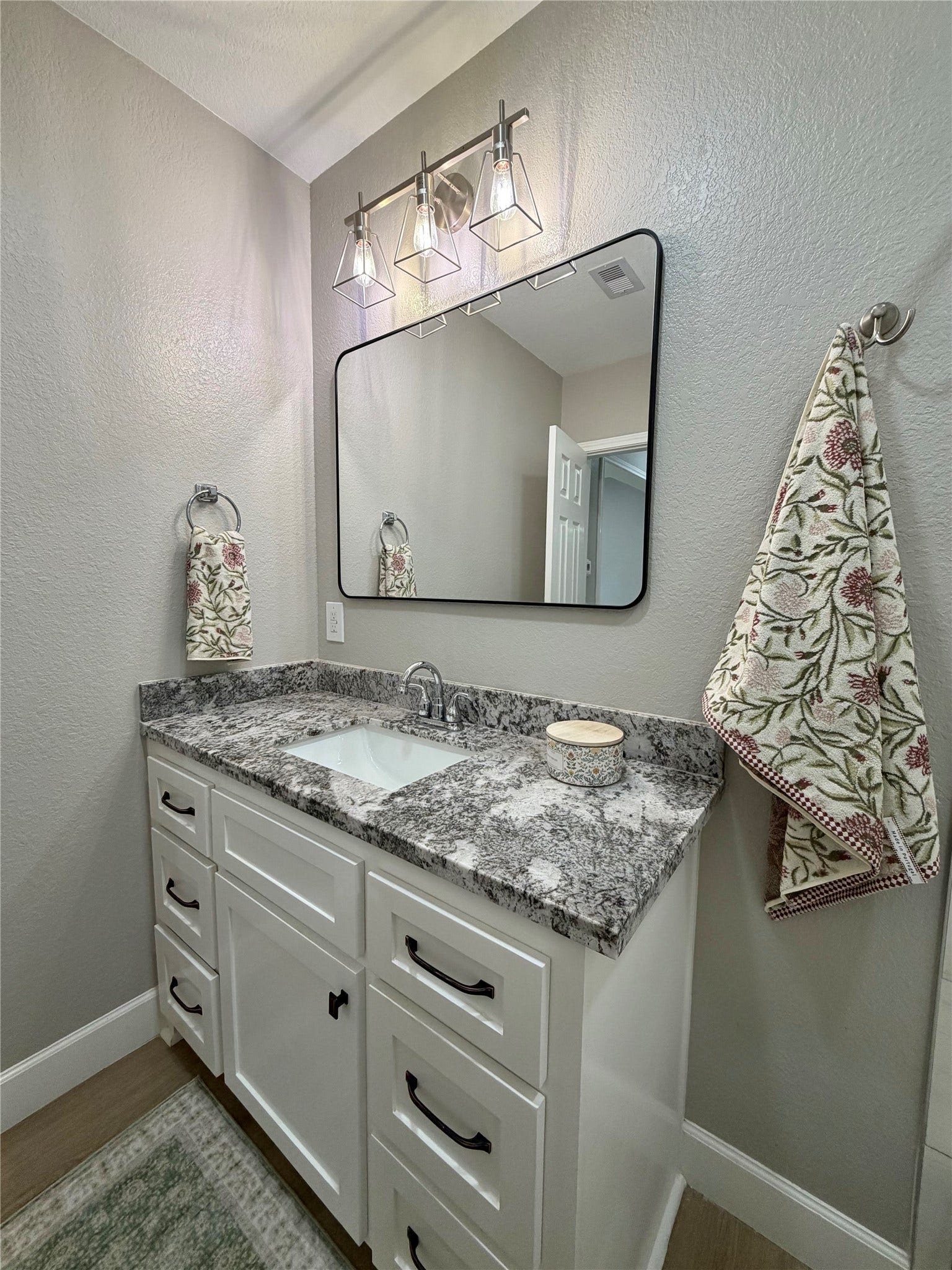 813 N Valderas Street, Angleton, TX 77515 813 N Valderas Street, Angleton, TX 77515